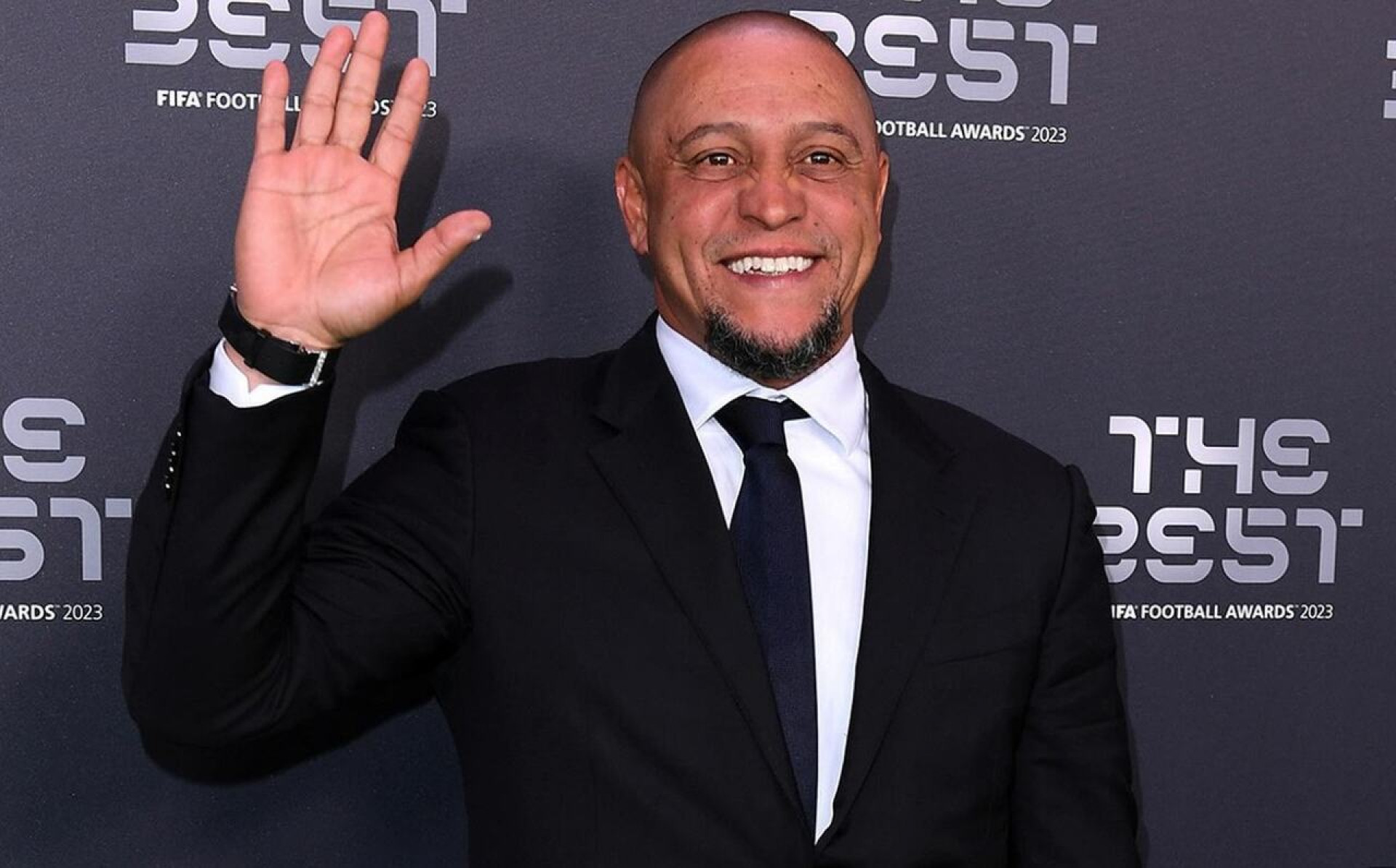 Roberto Carlos pede desculpas ao Palmeiras por ter jogado no Corinthians