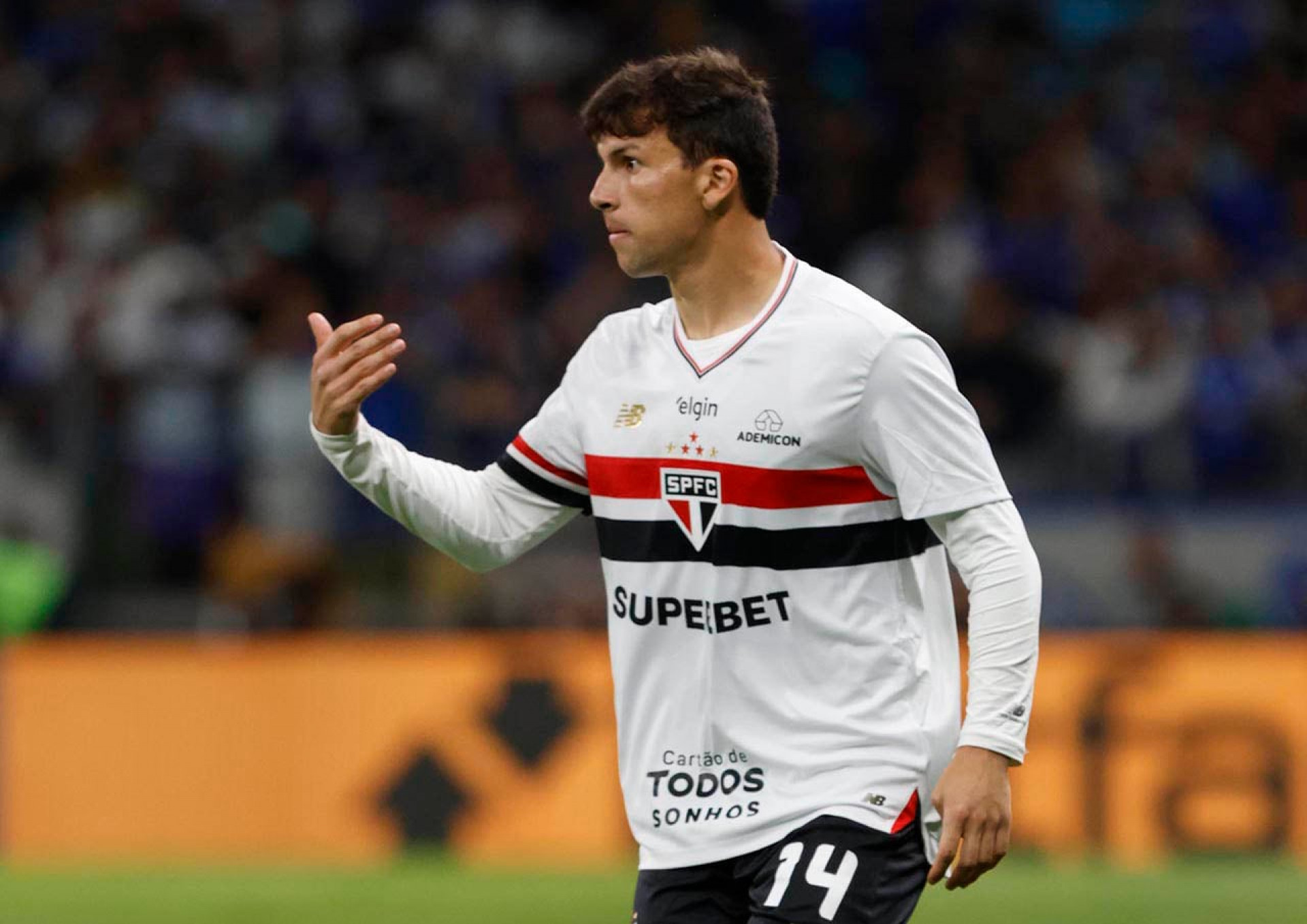 S&atilde;o Paulo busca definir novas sa&iacute;das e mant&eacute;m elenco em aberto