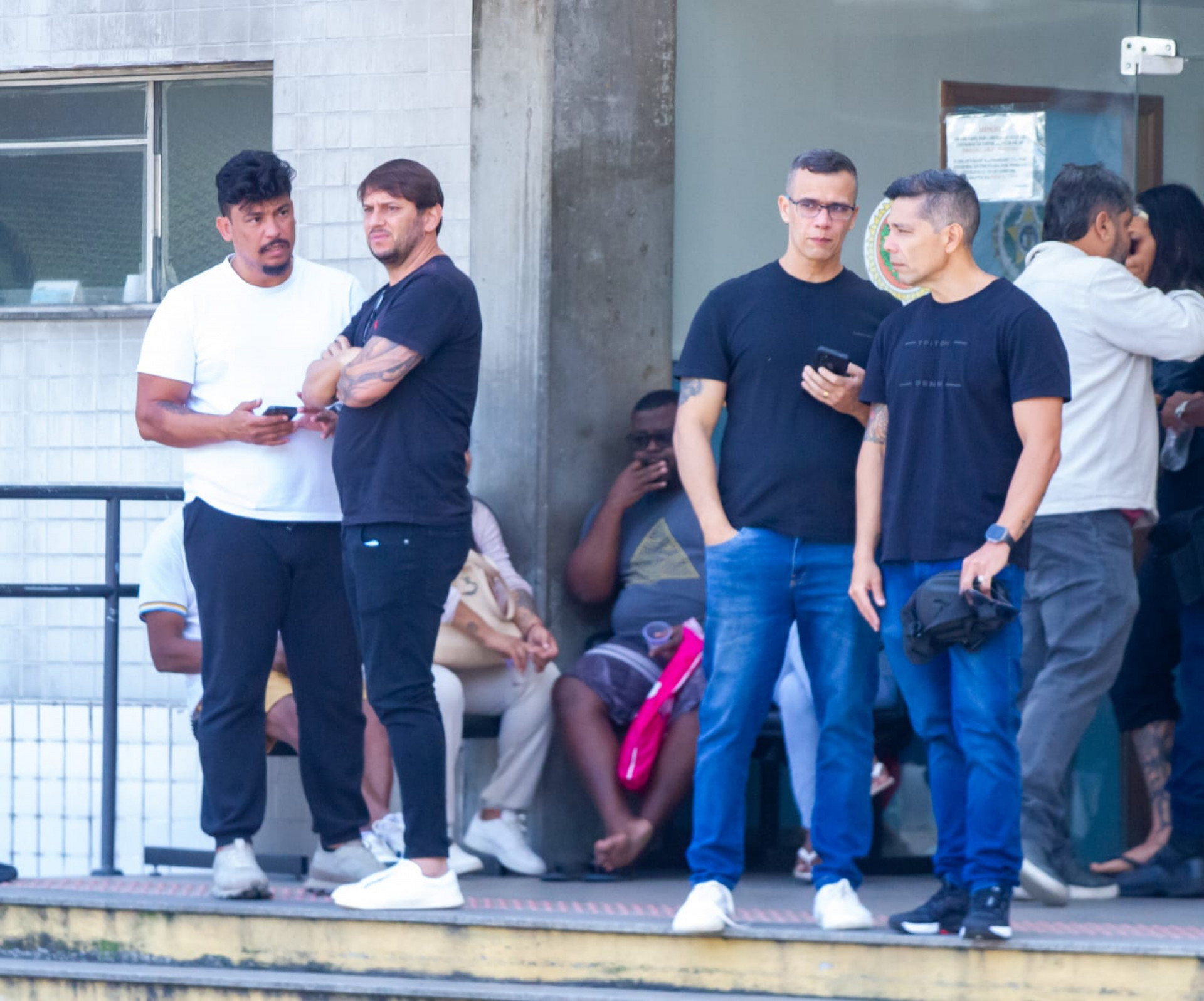 Familiares e amigos de Tássio Maia estiveram no IML nesta quinta-feira (30) - Érica Martin / Agência O Dia