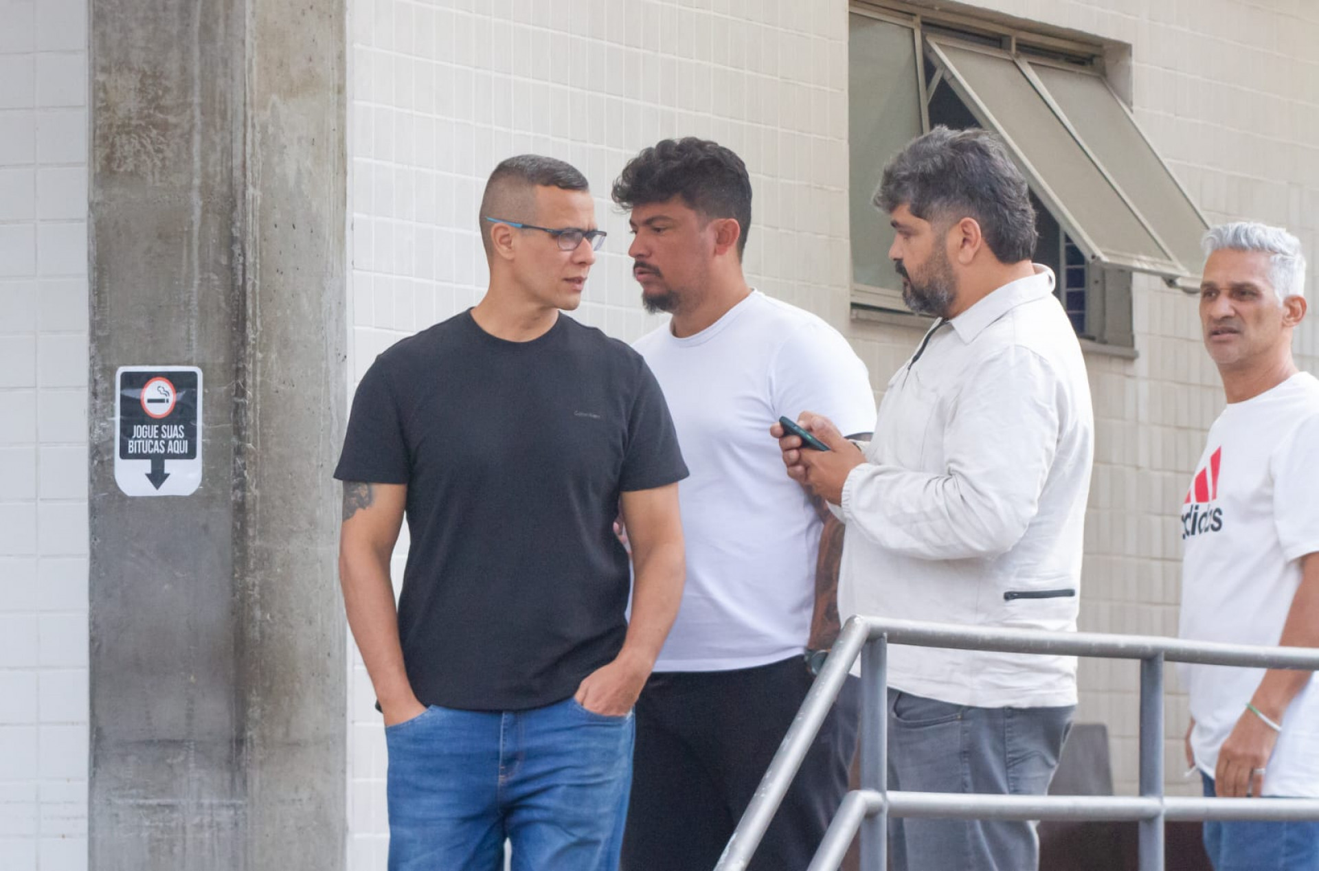 Familiares e amigos de Tássio Maia estiveram no IML nesta quinta-feira (30) - Érica Martin / Agência O Dia