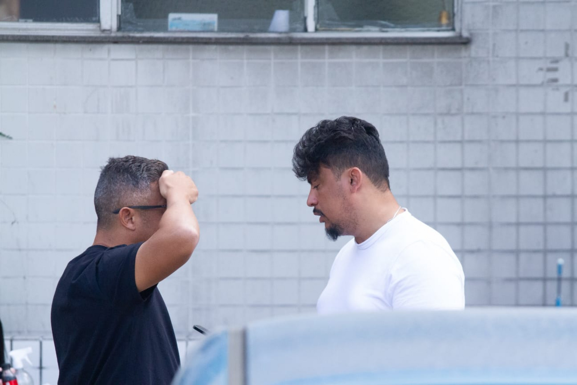 Familiares e amigos de Tássio Maia estiveram no IML nesta quinta-feira (30) - Érica Martin / Agência O Dia