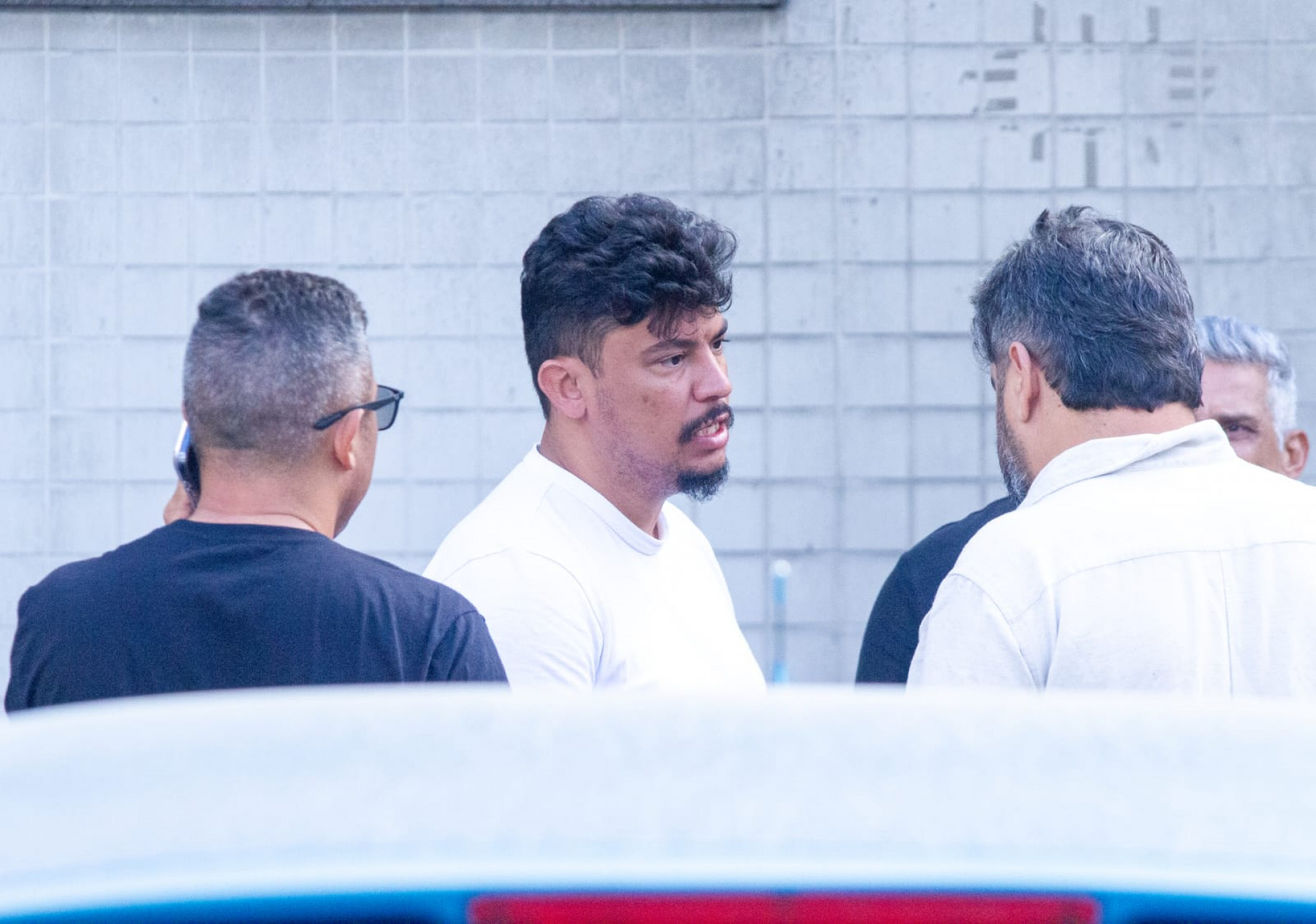 Familiares e amigos de Tássio Maia estiveram no IML nesta quinta-feira (30) - Érica Martin / Agência O Dia