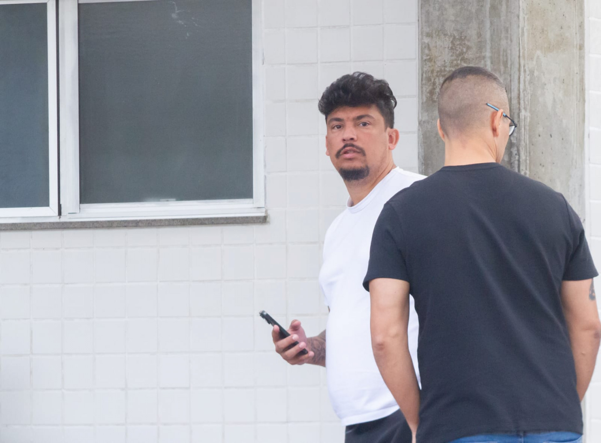 Familiares e amigos de Tássio Maia estiveram no IML nesta quinta-feira (30) - Érica Martin / Agência O Dia