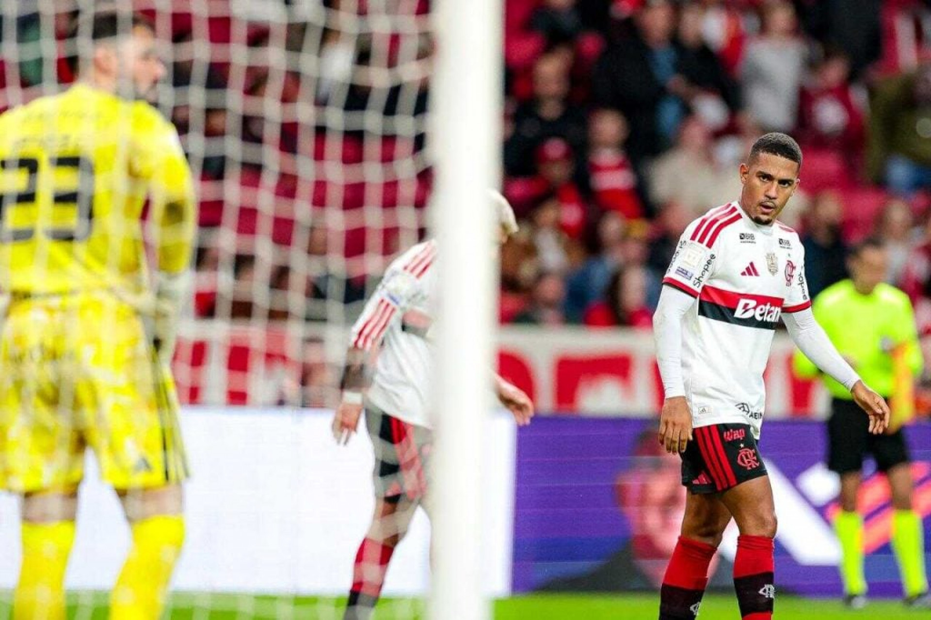 Samuel Lino consolida boa fase no Flamengo com Leonardo Jardim