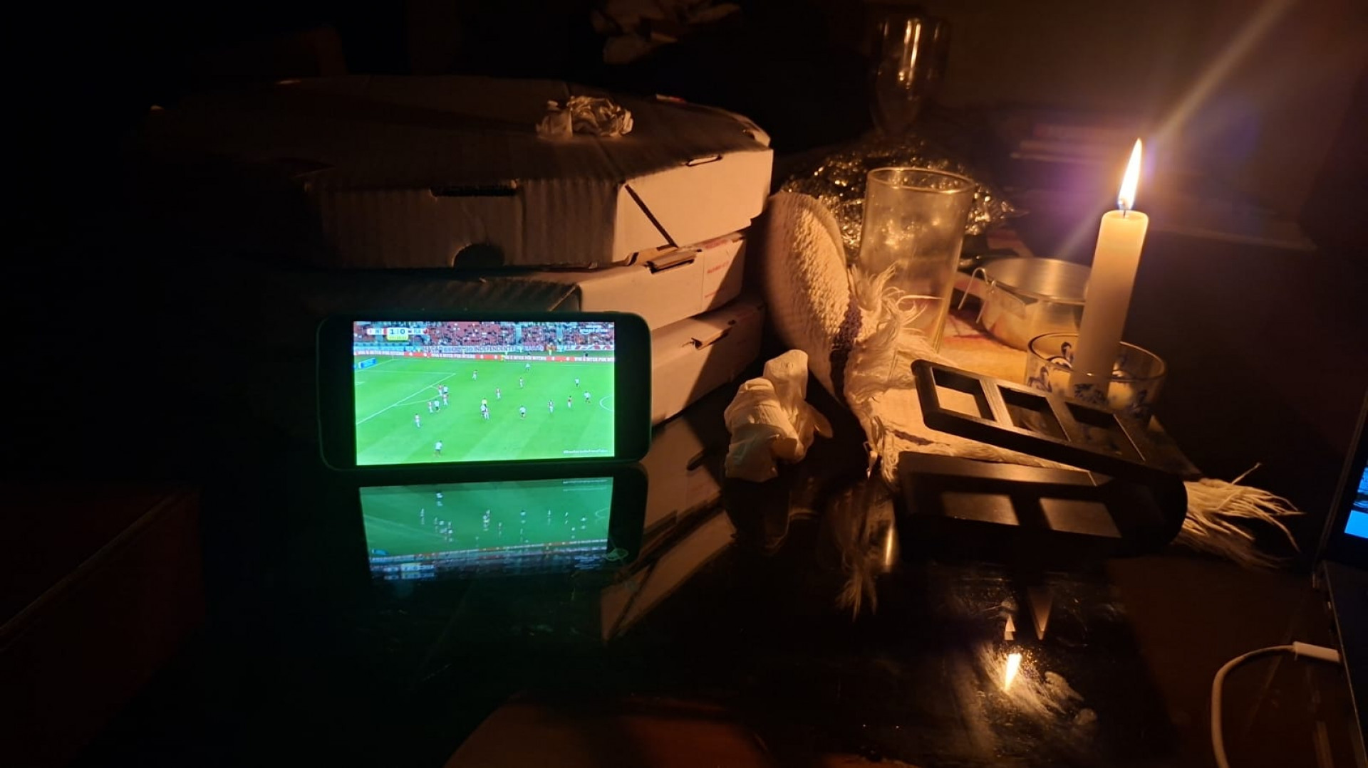 Júlio Vieira teve que assistir ao jogo pelo telefone e iluminar a casa com velas - Arquivo pessoal