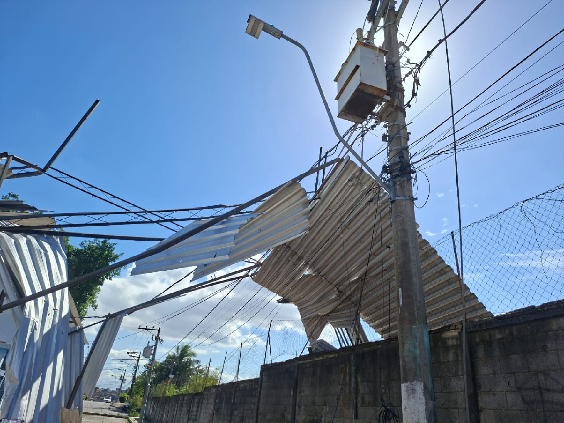 Cobertura da casa de José Rodrigues voou com a ventania e atingiu a fiação - Arquivo pessoal