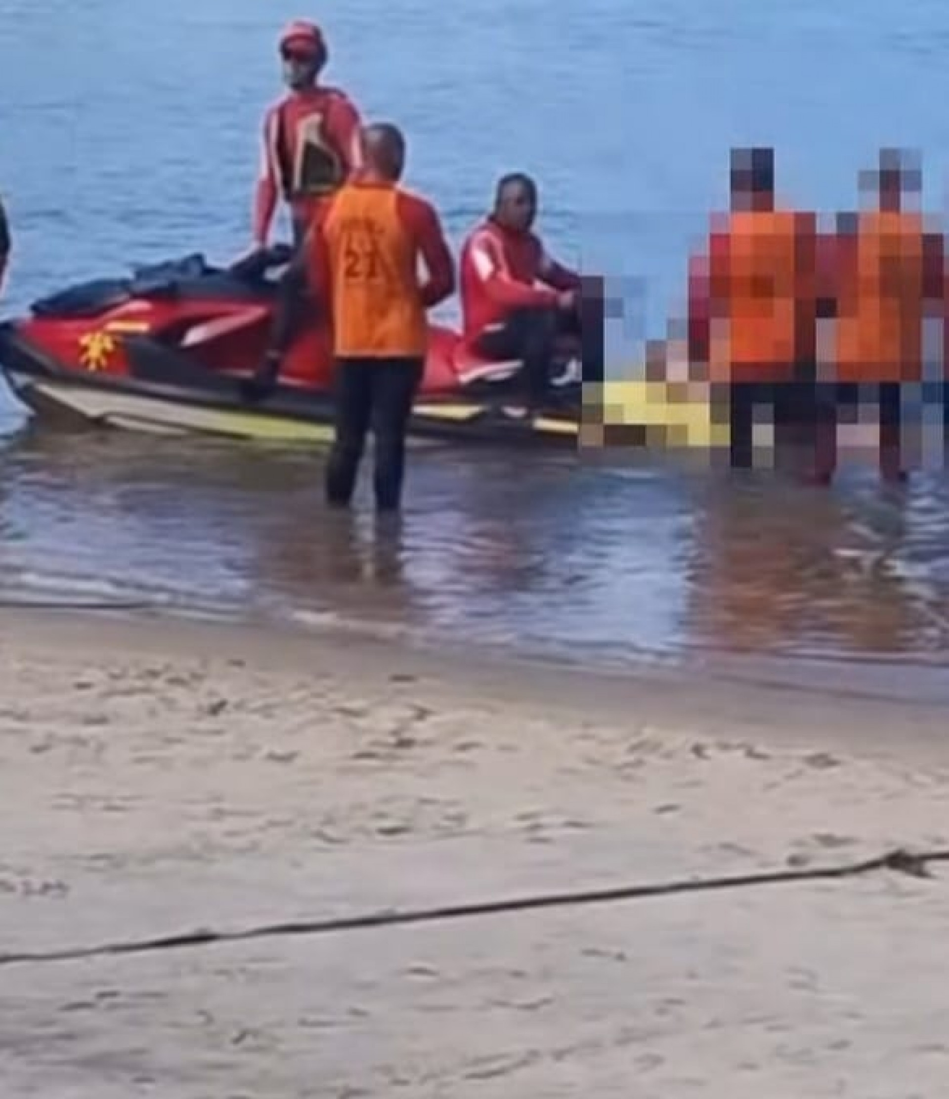 Corpo sendo retirado do mar pelos mergulhadores do Corpo de Bombeiros