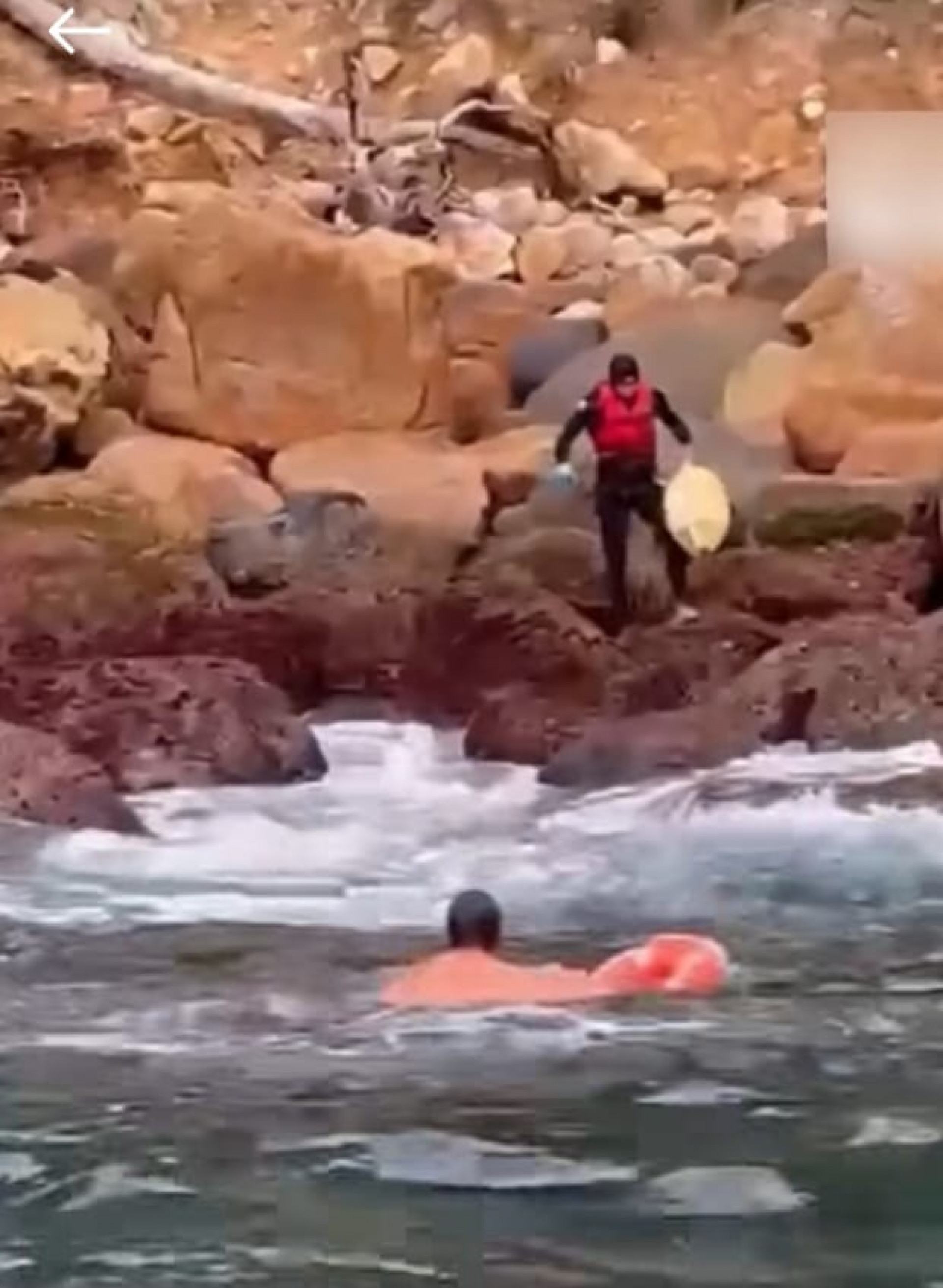 Mergulhador sendo resgatado da Praia dos Meros, Ilha Grande - Divulga&ccedil;&atilde;o/Reprodu&ccedil;&atilde;o Rede Social