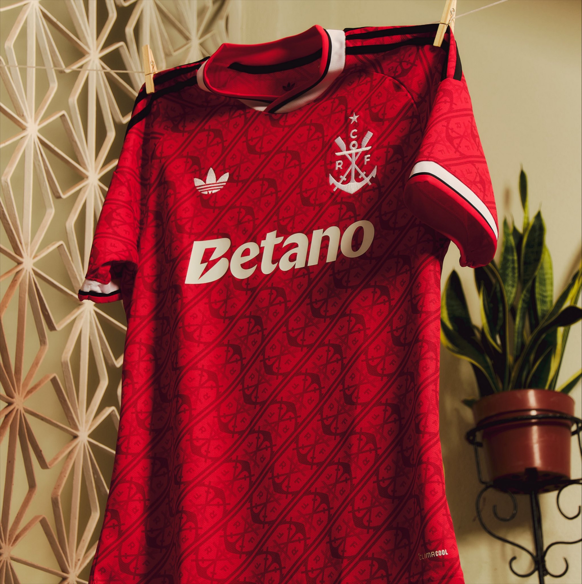 Camisa é estampada com escudo do remo - Divulgação / Adidas
