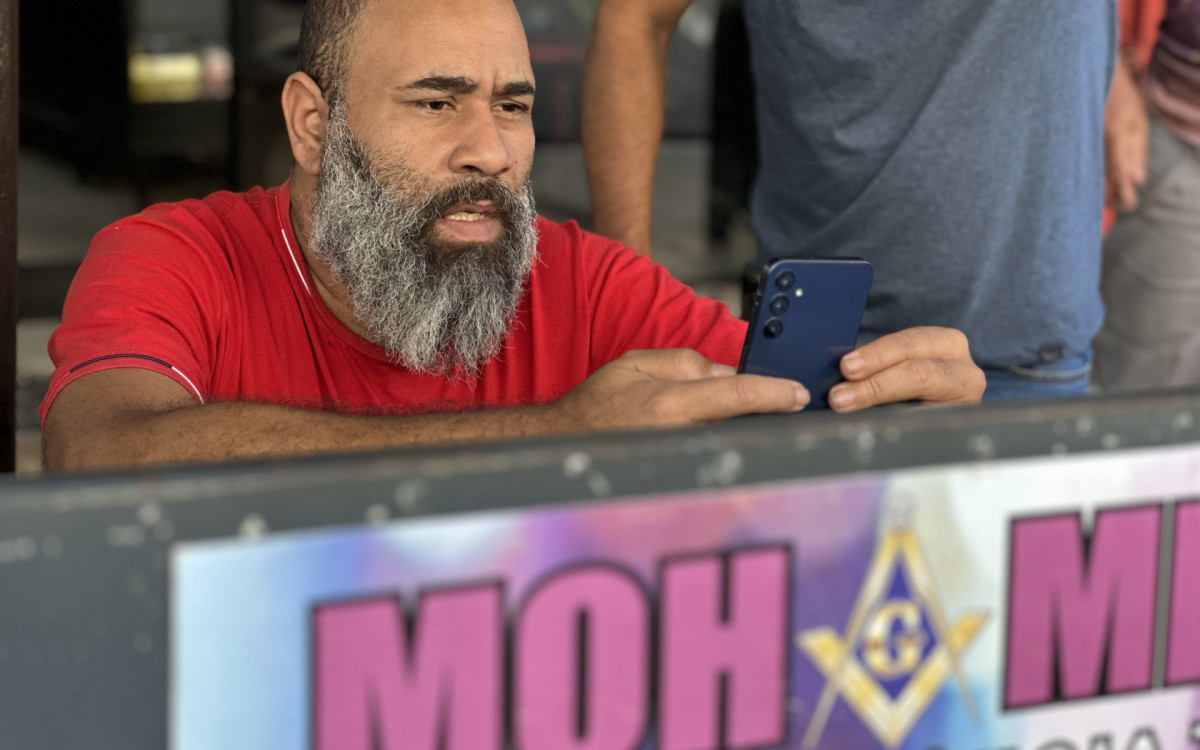 Comerciante Gustavo Sales, conhecido como Mohamed, morador da Nova Holanda há mais de 40 anos