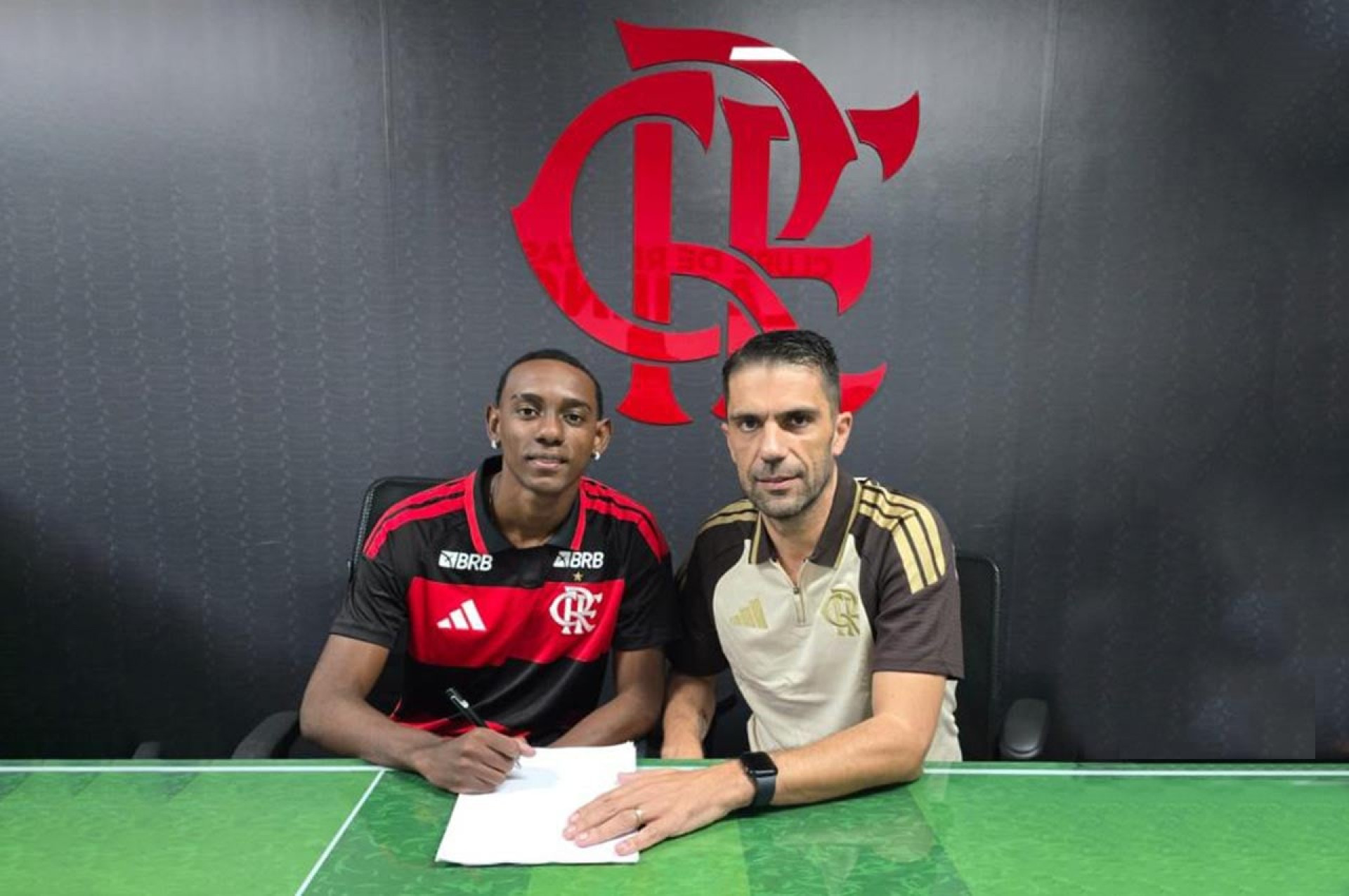 Flamengo anuncia duas contrata&ccedil;&otilde;es e uma renova&ccedil;&atilde;o no sub-20