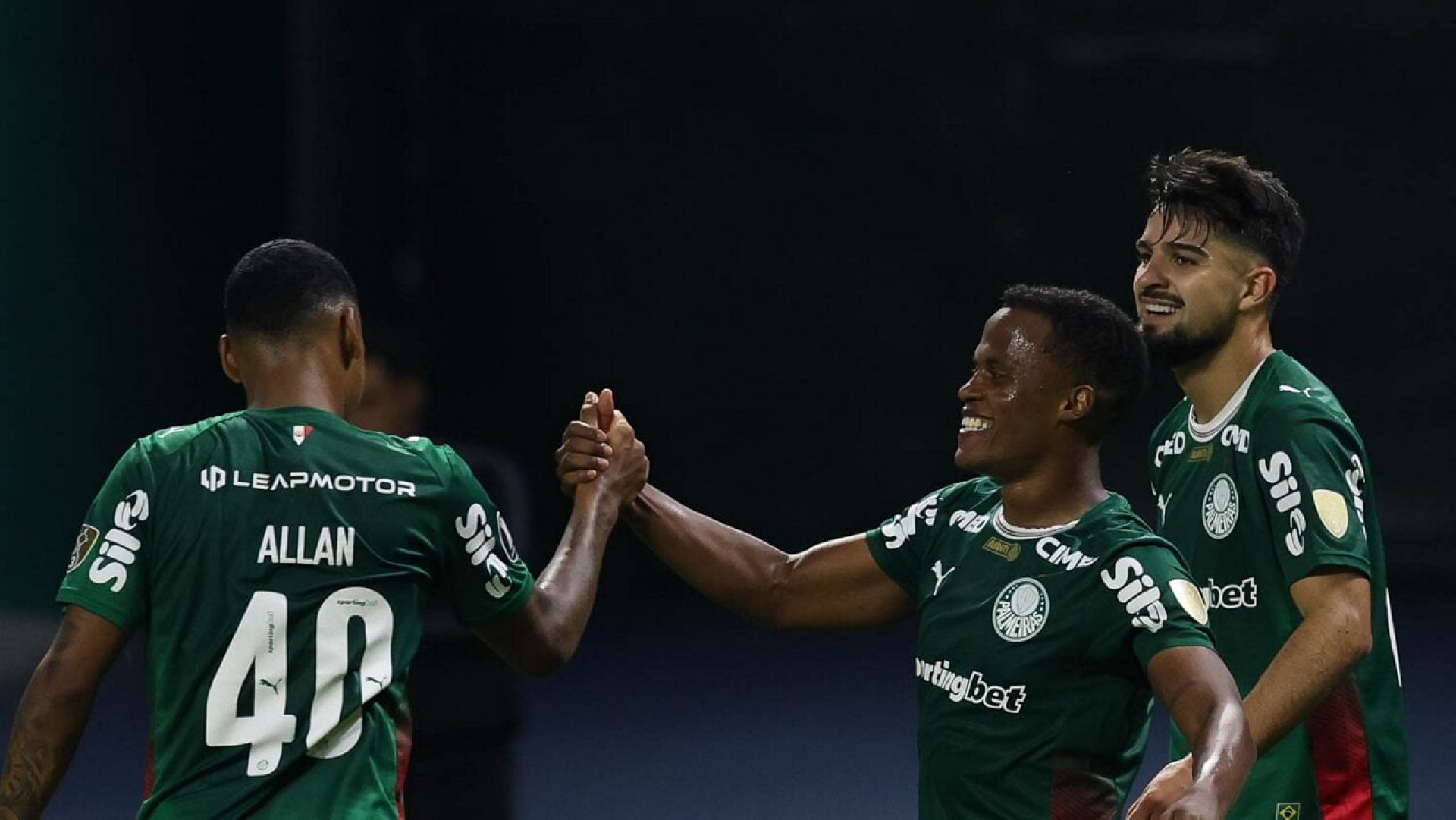 Palmeiras recusa R$ 320 milh&otilde;es em dupla que atingiria or&ccedil;amento de 2026