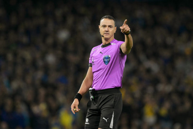 Árbitro empurra jogador argentino durante discussão em jogo do Boca Juniors