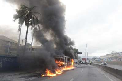 Ônibus pega fogo na Avenida Brasil