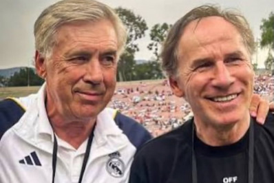 Carlo Ancelotti faz homenagem a Baresi: 'Para sempre o meu capitão'