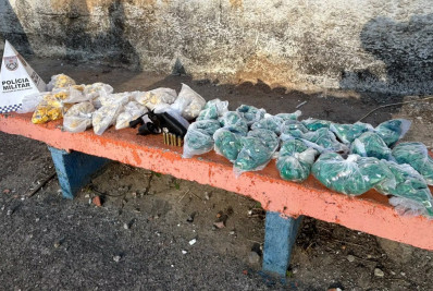 Homem é preso com arma e mais de 2,4 mil papelotes de cocaína em Nova Iguaçu