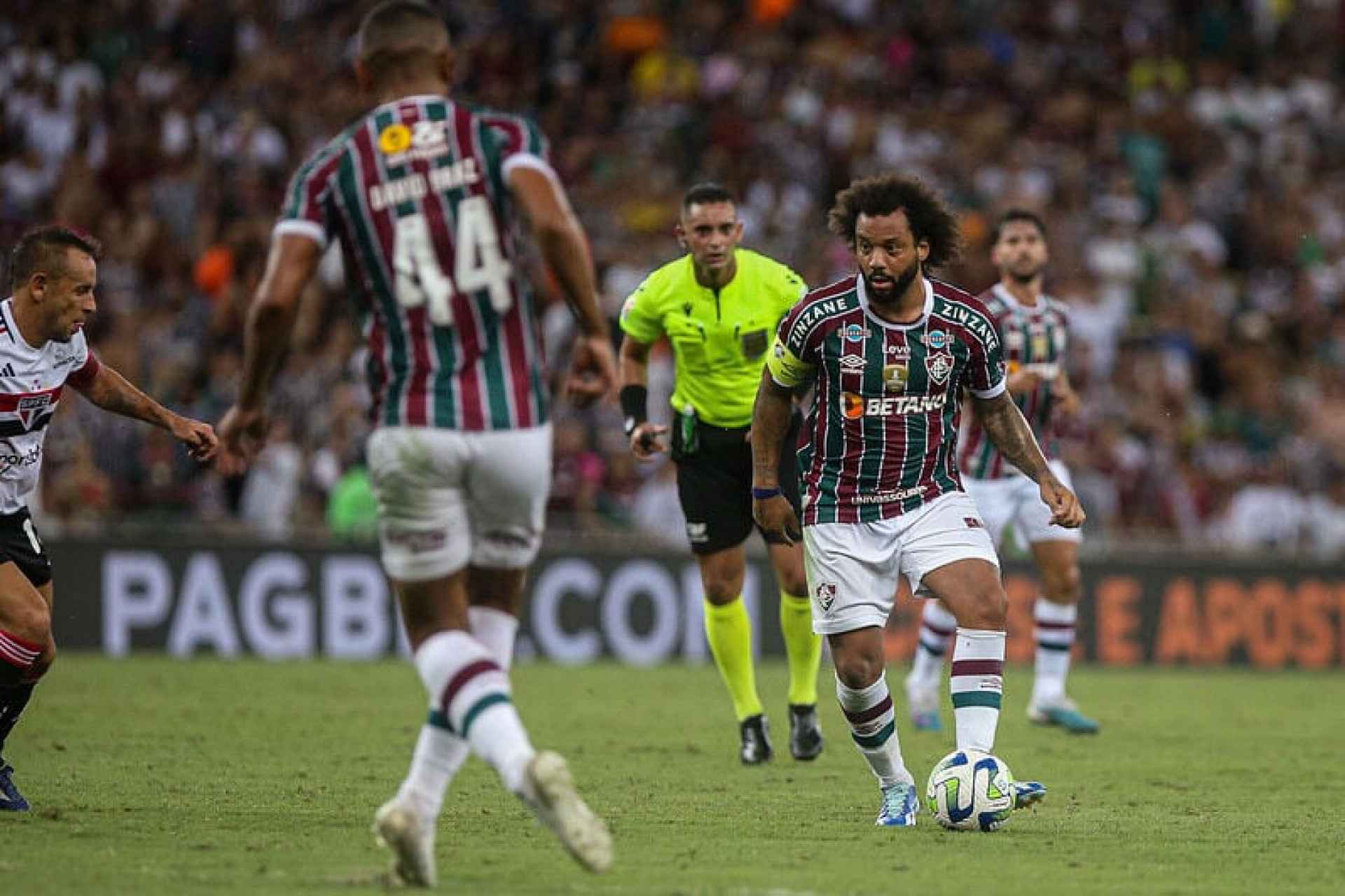 Marcelo, ex-Fluminense, visita CT do Flamengo