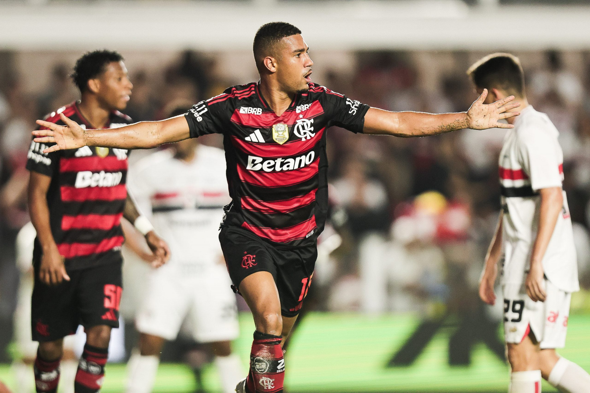 Samuel Lino se consolida no Flamengo e supera cr&iacute;ticas em um ano de clube