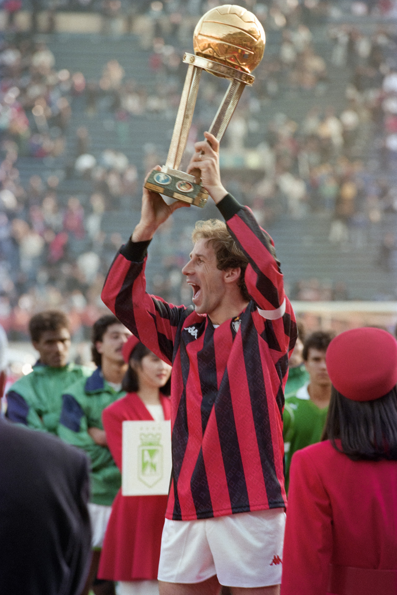 Baresi comemora o t&iacute;tulo da Copa Intercontinental 1989 - Kazuhiro Nogi / AFP