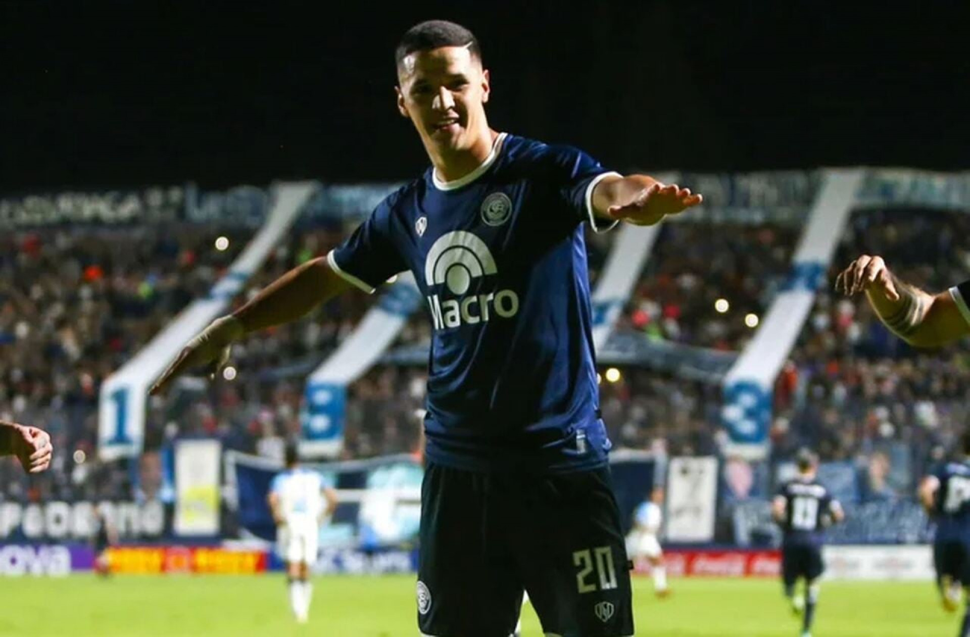 Internacional prepara investida para fechar com Alex Arce