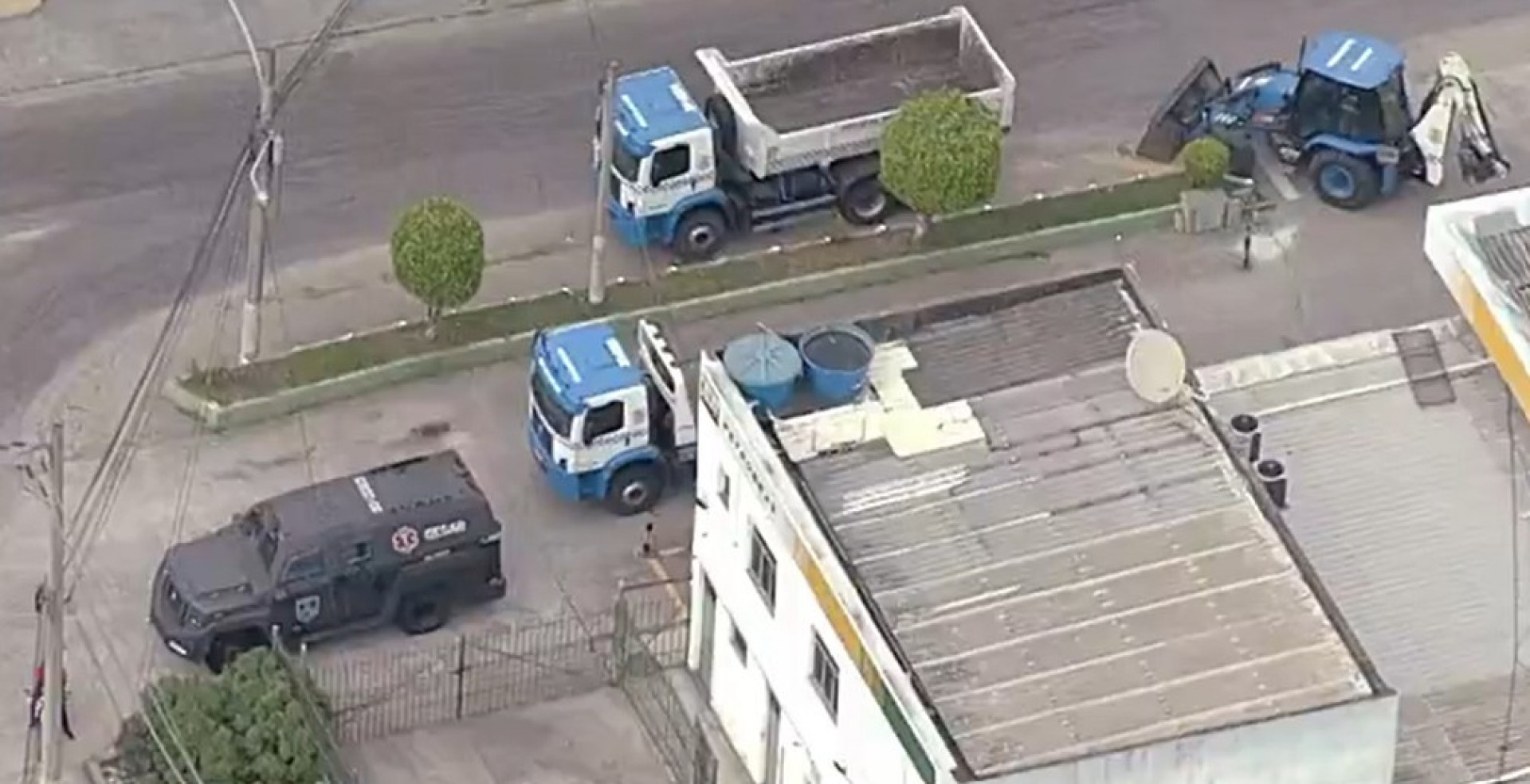 Policiais utilizam caminhões e retroescavadeiras para tirar barricadas no Chapadão - Reprodução / TV Globo