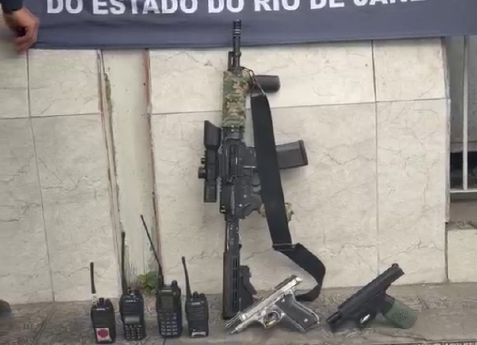 Fuzil e pistolas foram apreendidas durante a operação - Reprodução
