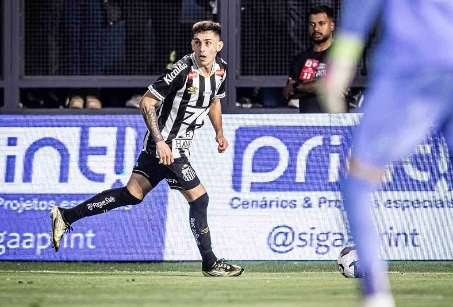 Santos renova contrato com Escobar at&eacute; o fim de 2027