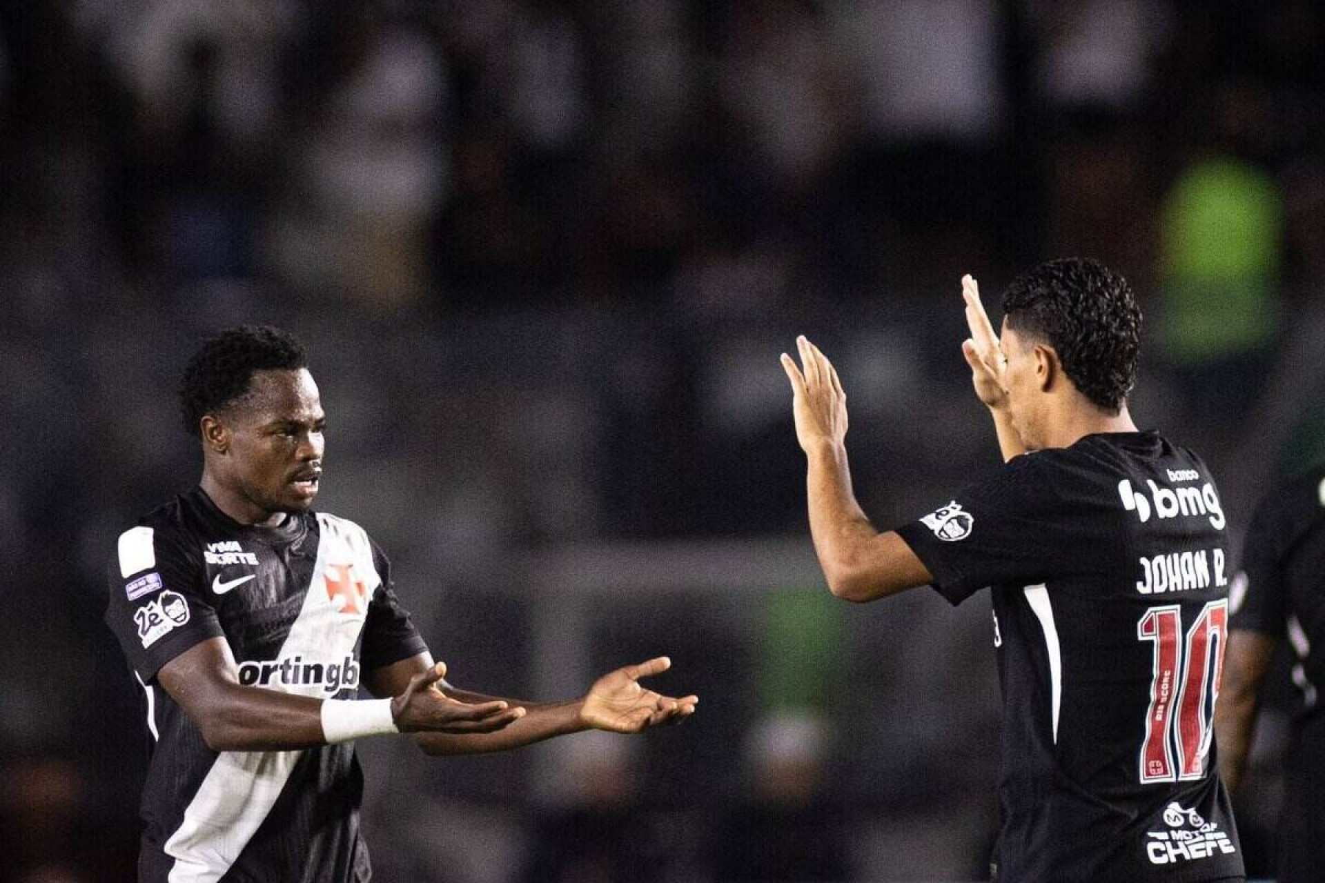 Pedro Emanuel destaca exig&ecirc;ncia da torcida do Vasco ap&oacute;s al&iacute;vio em primeira vit&oacute;ria