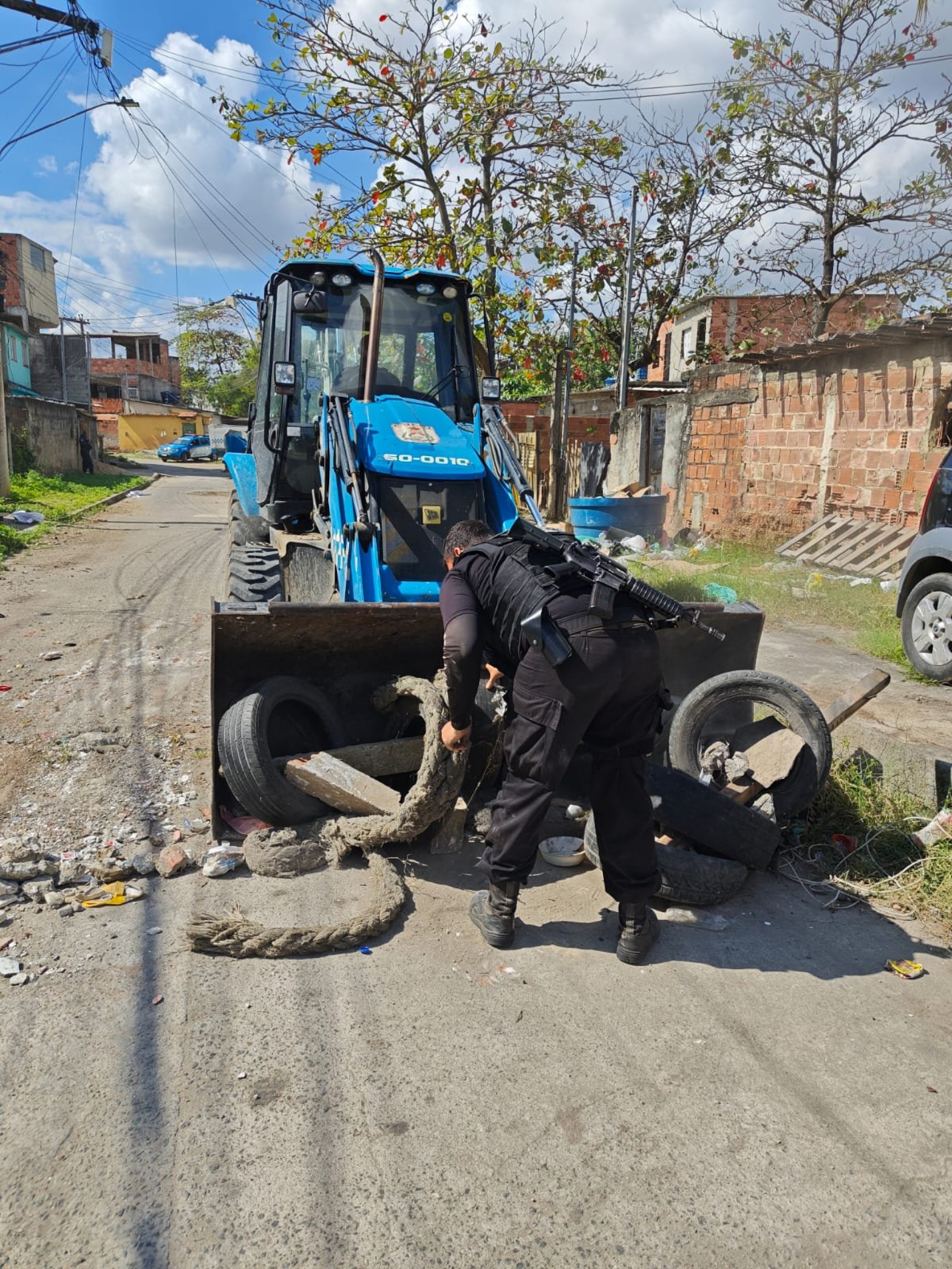 Polícia removeu barricadas da comunidade do Lodial, em São Gonçalo, Região Metropolitana - Reprodução / X