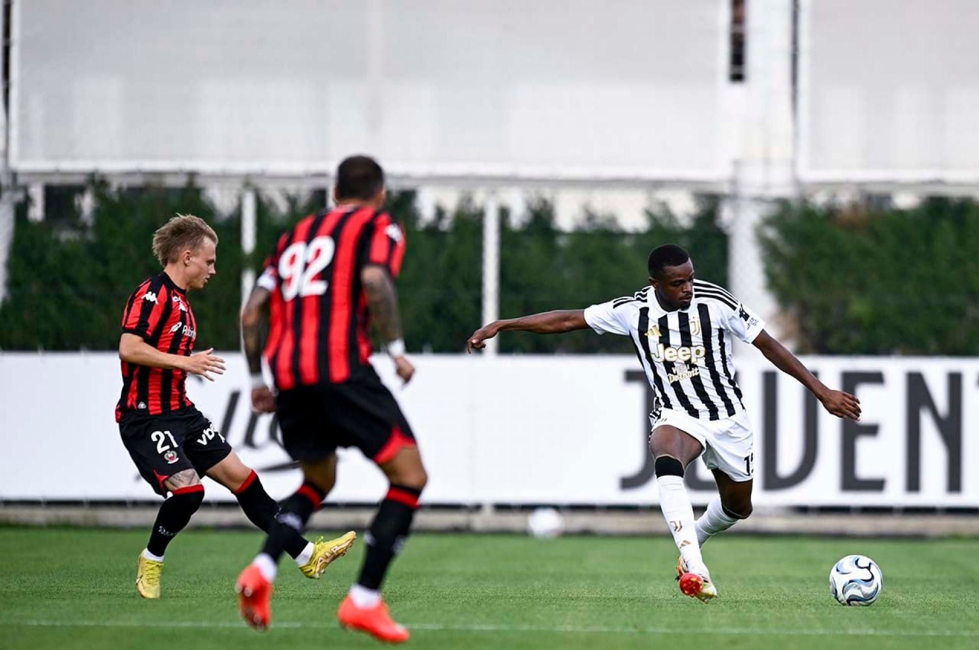 Brasileiro marca, e Juventus vence amistoso contra o Nice