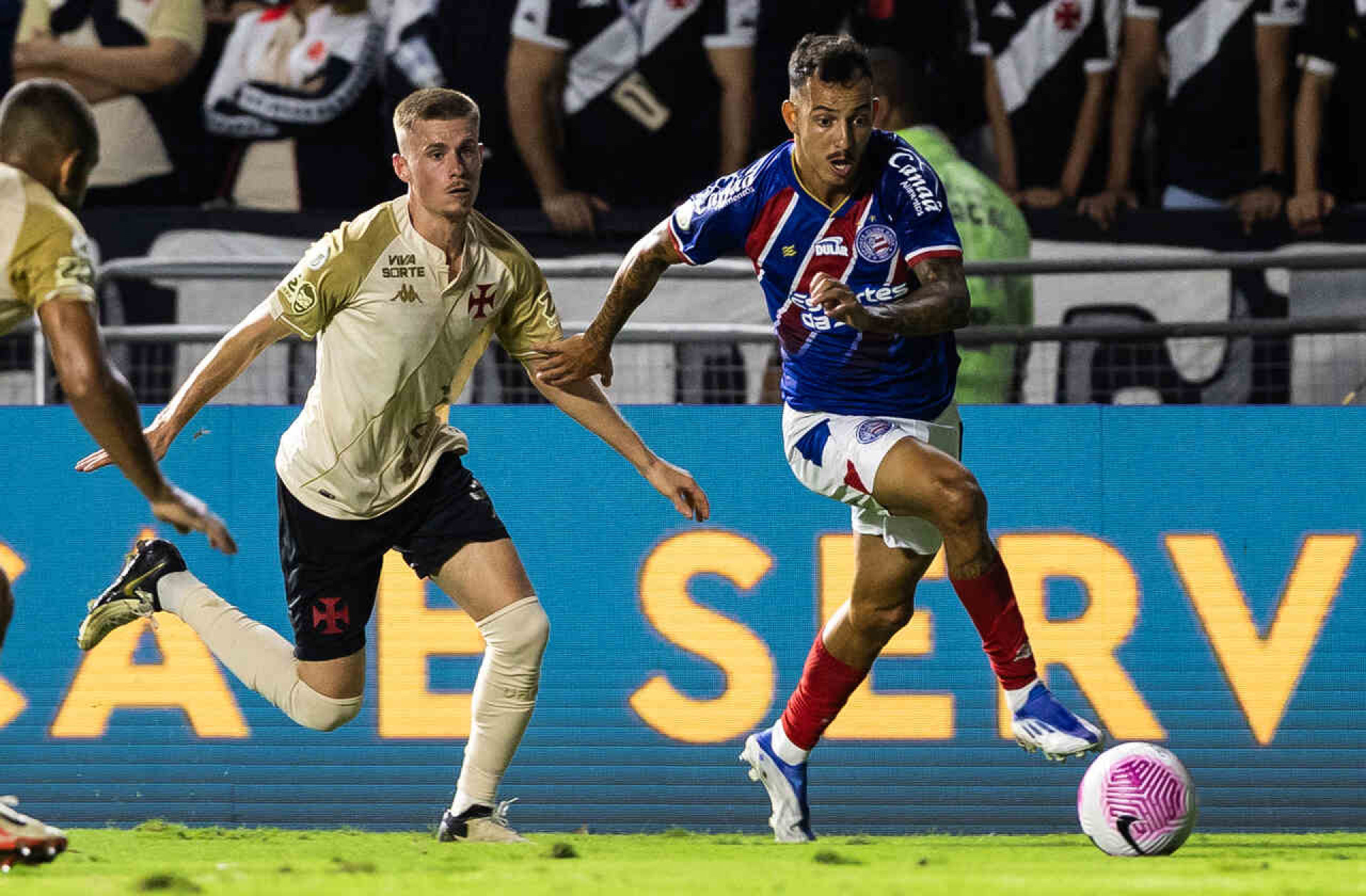Iago chega a capital paulista para assinar contrato com o S&atilde;o Paulo