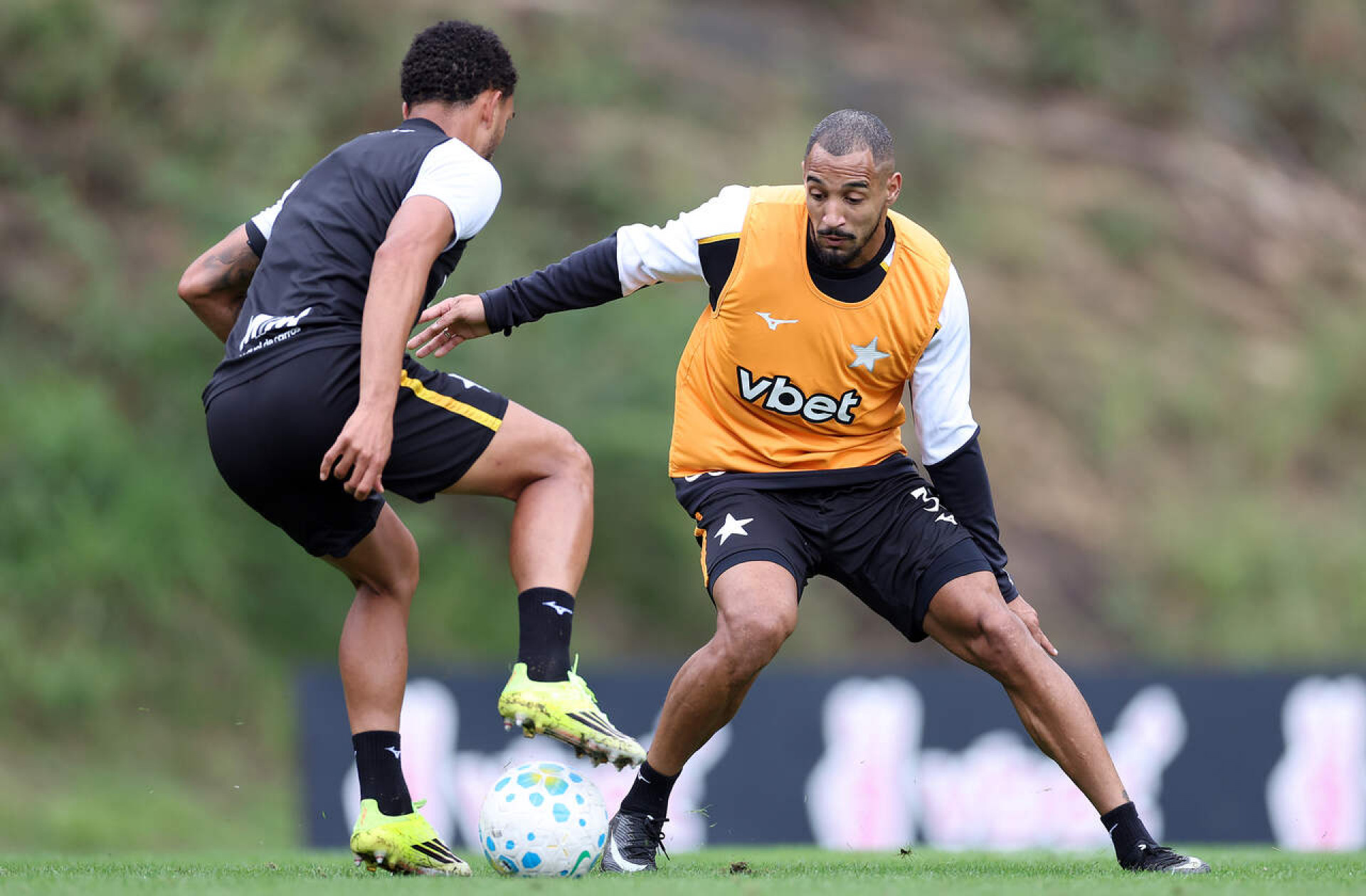 Lucas Monz&oacute;n projeta Botafogo campe&atilde;o da Sul-Americana: “Time espetacular”