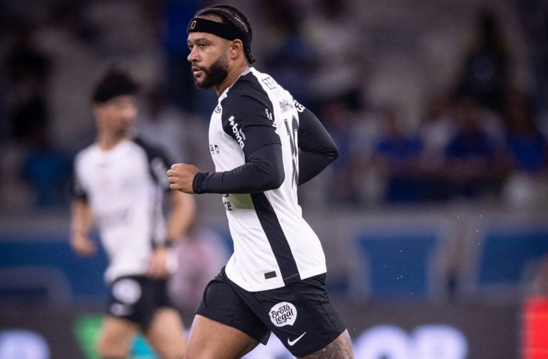 Memphis Depay renova contrato com Corinthians