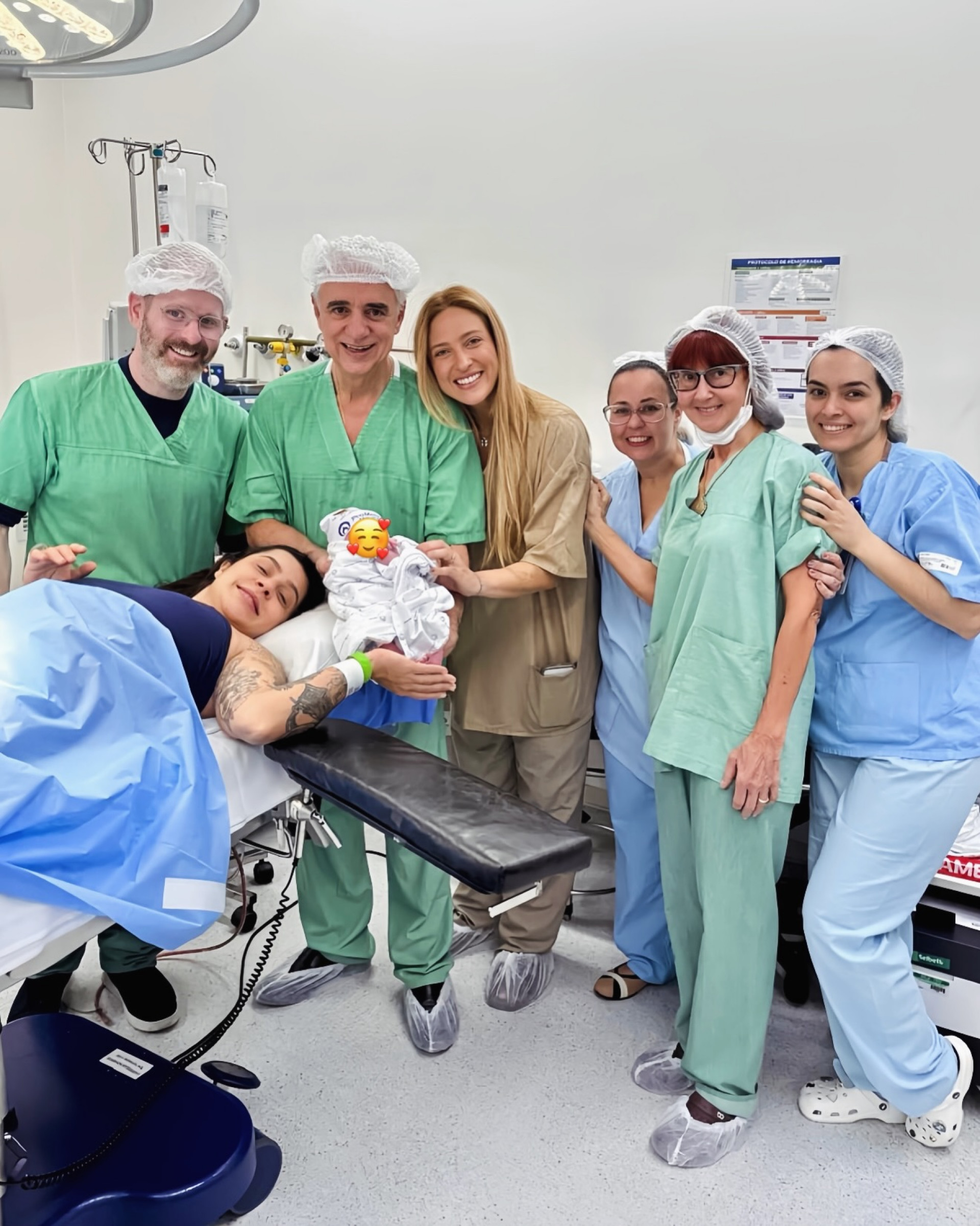 Cantora e companheira junto de equipe médica  - Reprodução/Instagram
