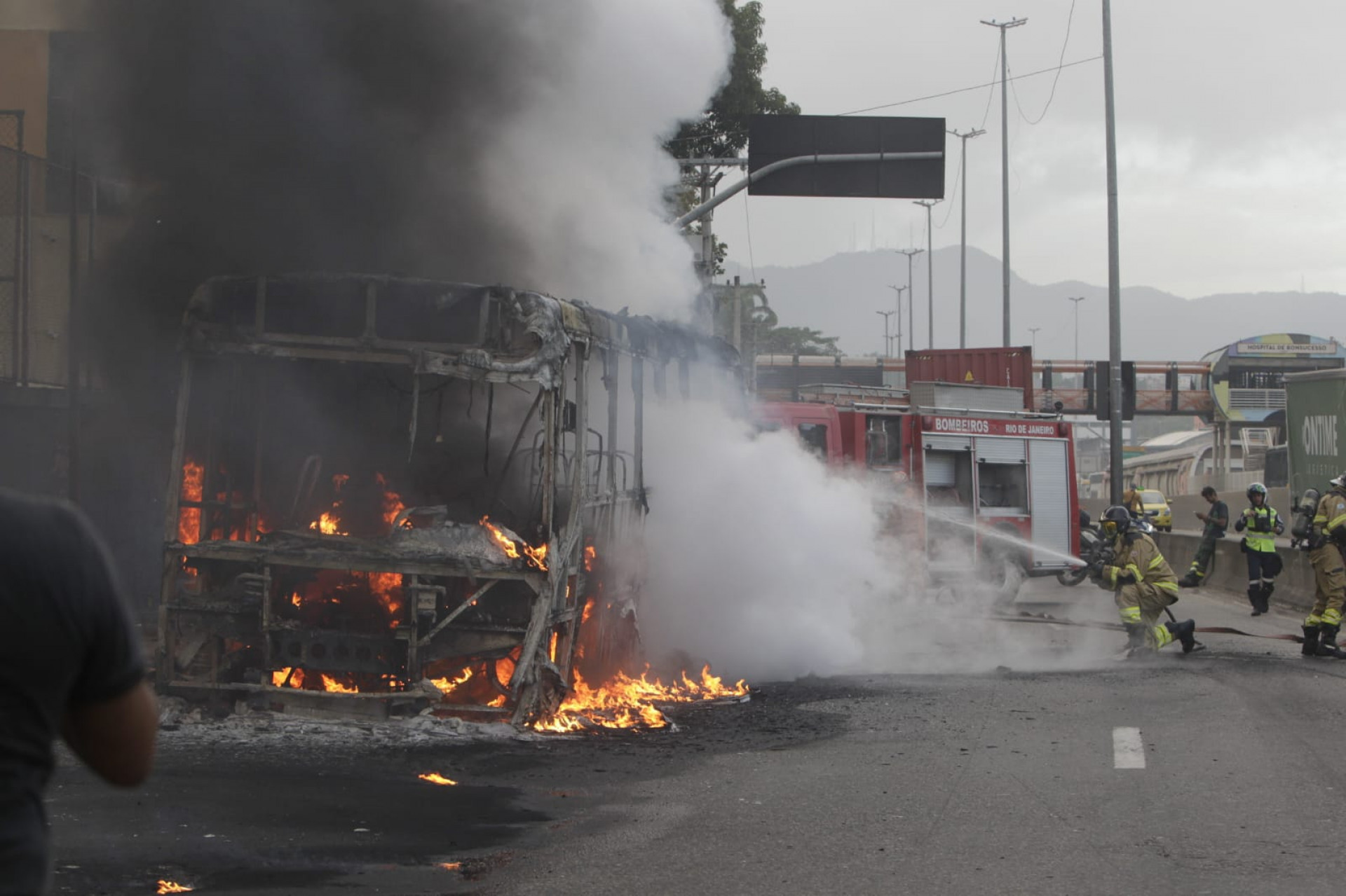 Ônibus ficou totalmente destruído pelo fogo na Avenida Brasil - Reginaldo Pimenta / Agência O Dia