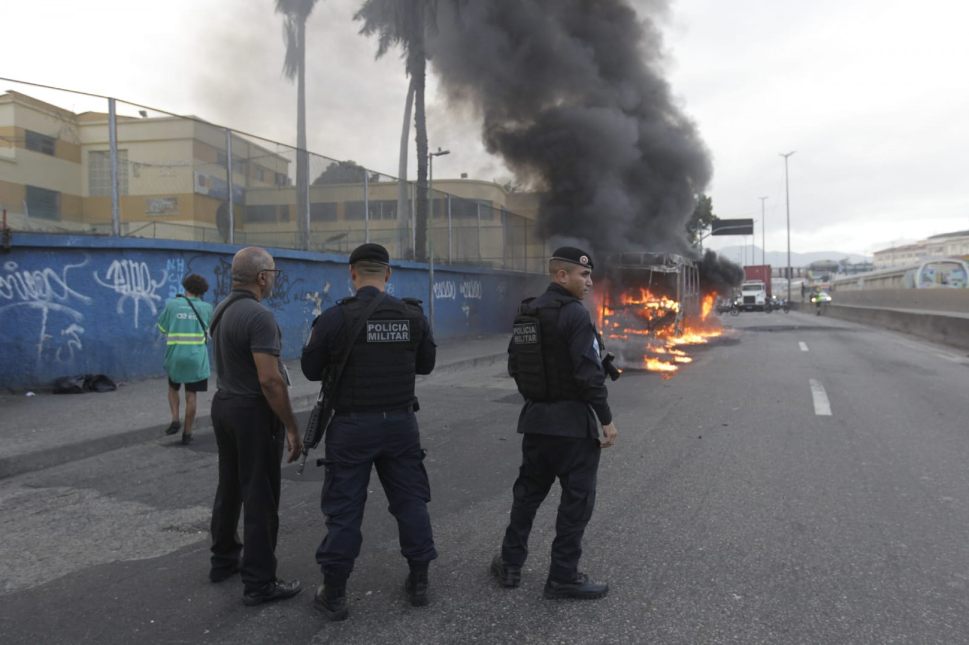 Faixa da Avenida Brasil precisou ser interditada por causa do incêndio - Reginaldo Pimenta / Agência O Dia