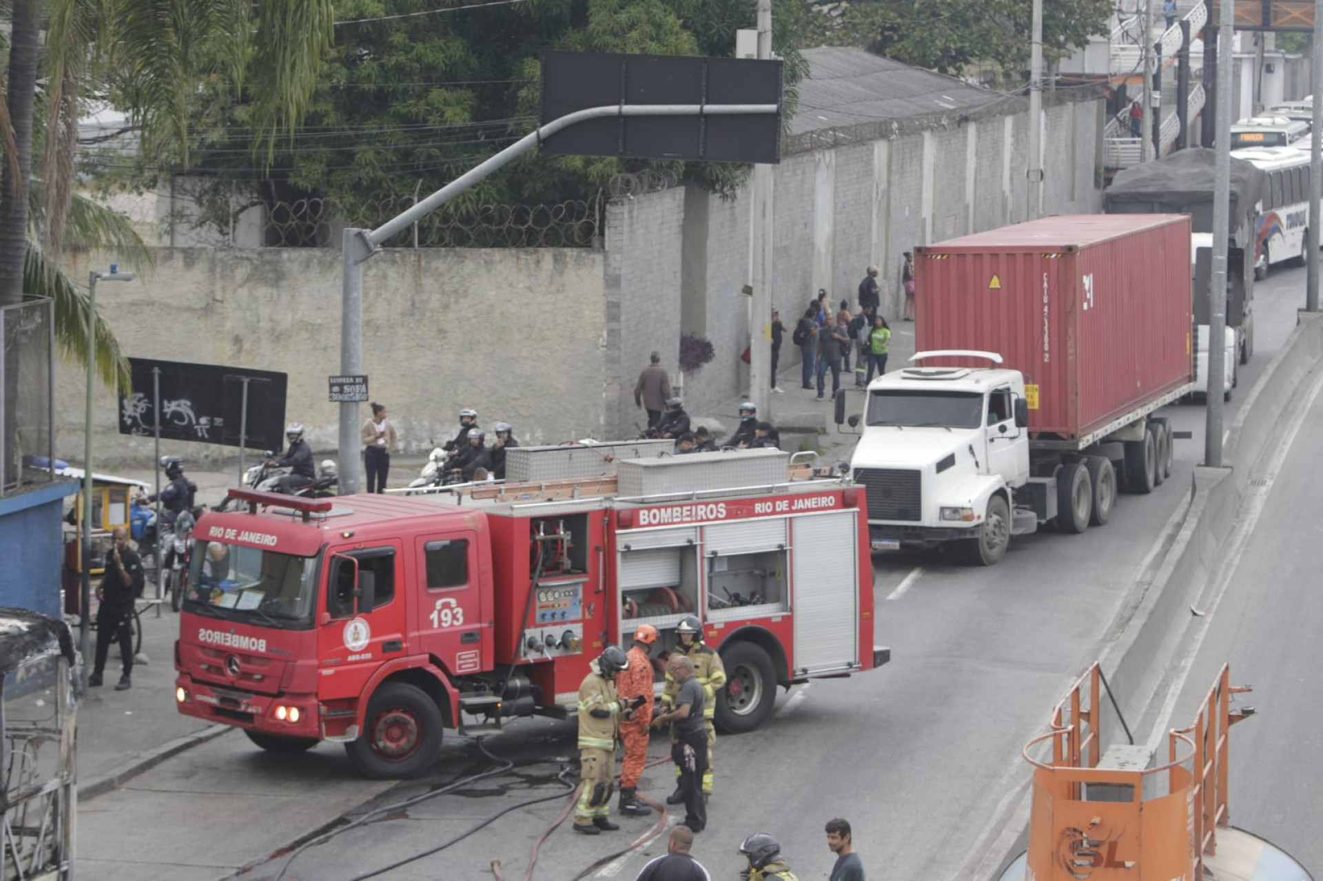 Motorista Elias Alves contou que o ônibus sofreu uma pane elétrica - Reginaldo Pimenta / Agência O Dia