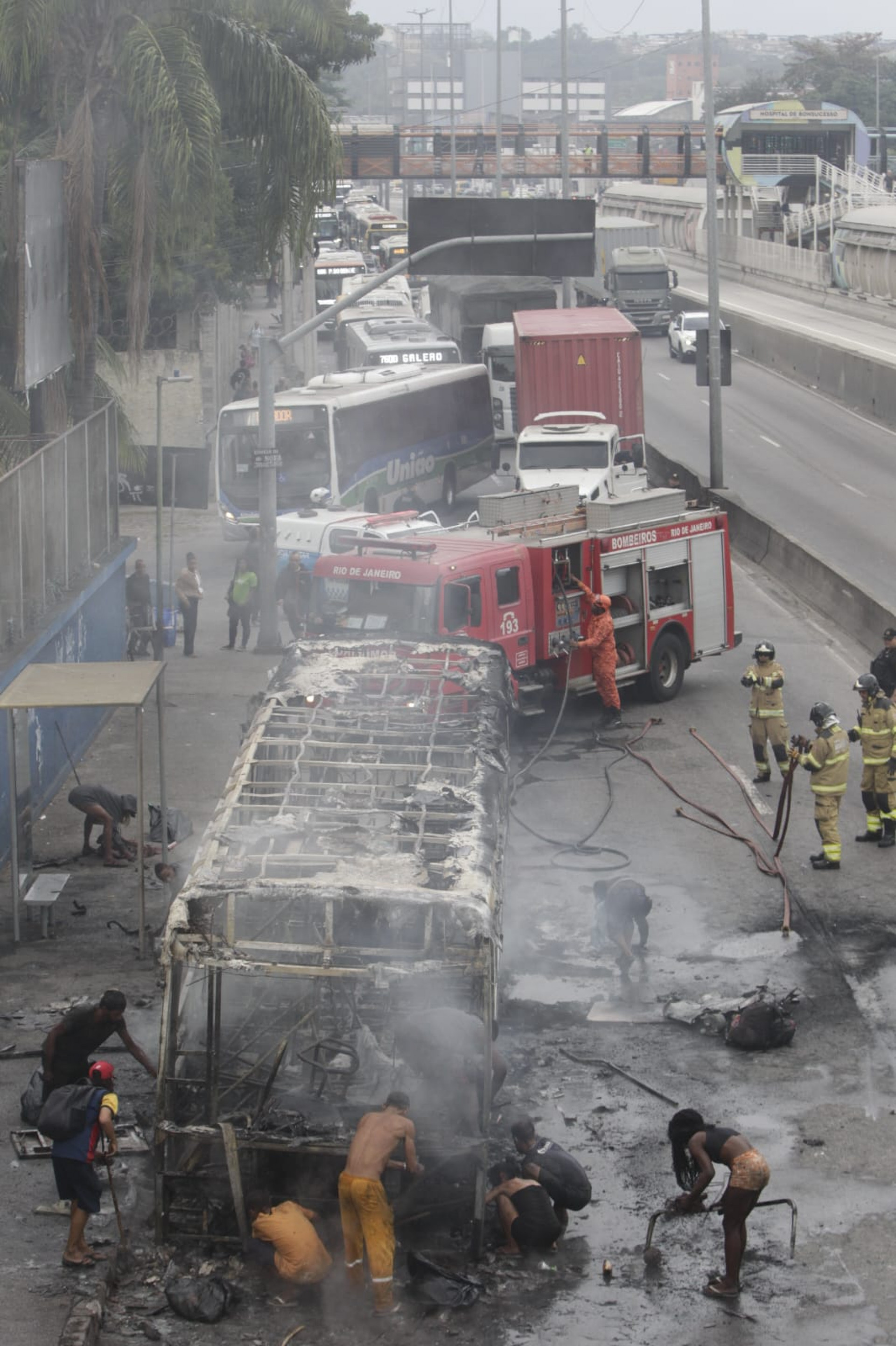 Ônibus ficou totalmente destruído pelo fogo na Avenida Brasil - Reginaldo Pimenta / Agência O Dia