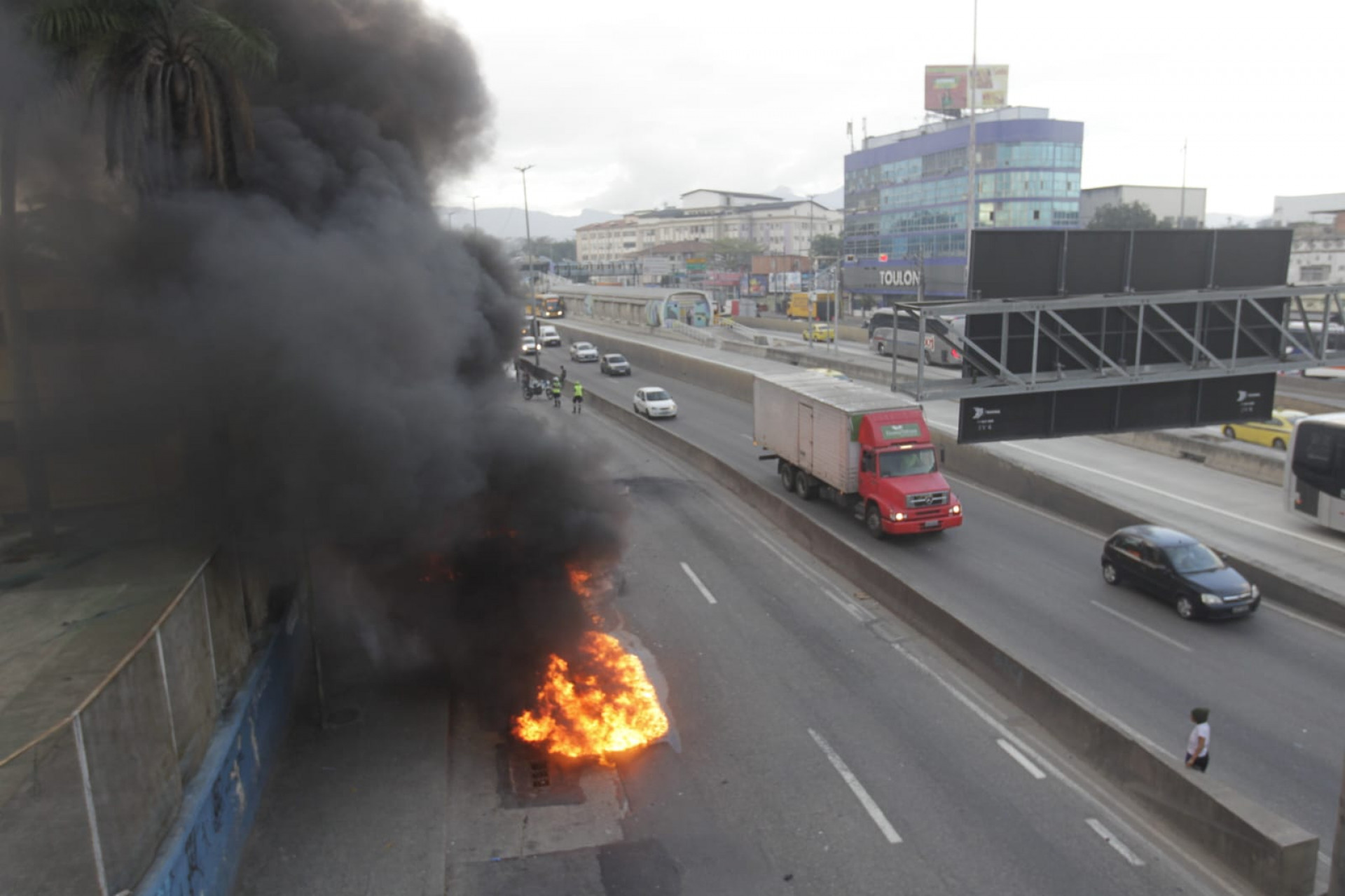 Incêndio em ônibus assustou passageiros na Avenida Brasil - Reginaldo Pimenta / Agência O Dia