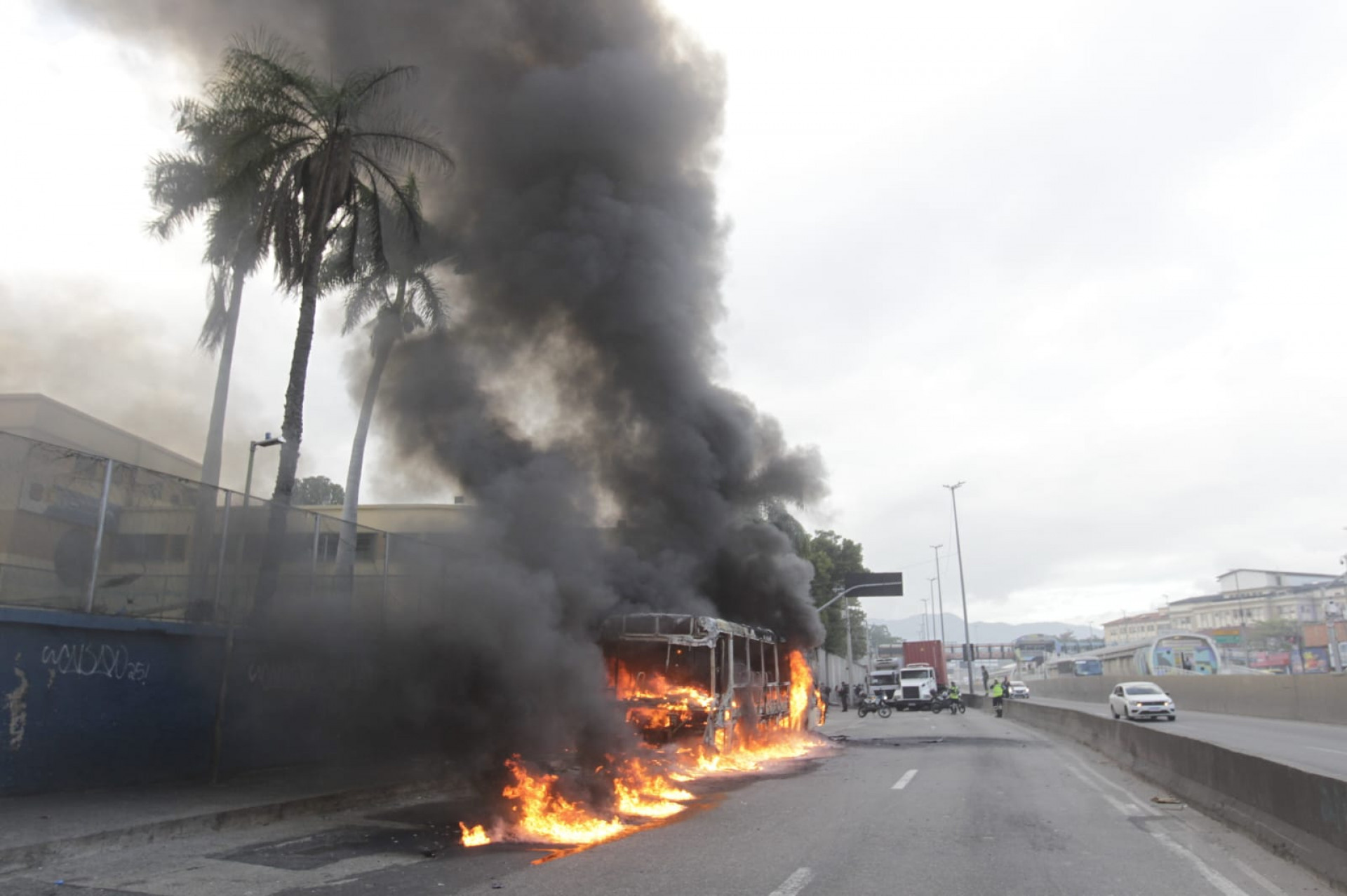 Incêndio em ônibus assustou passageiros na Avenida Brasil - Reginaldo Pimenta / Agência O Dia
