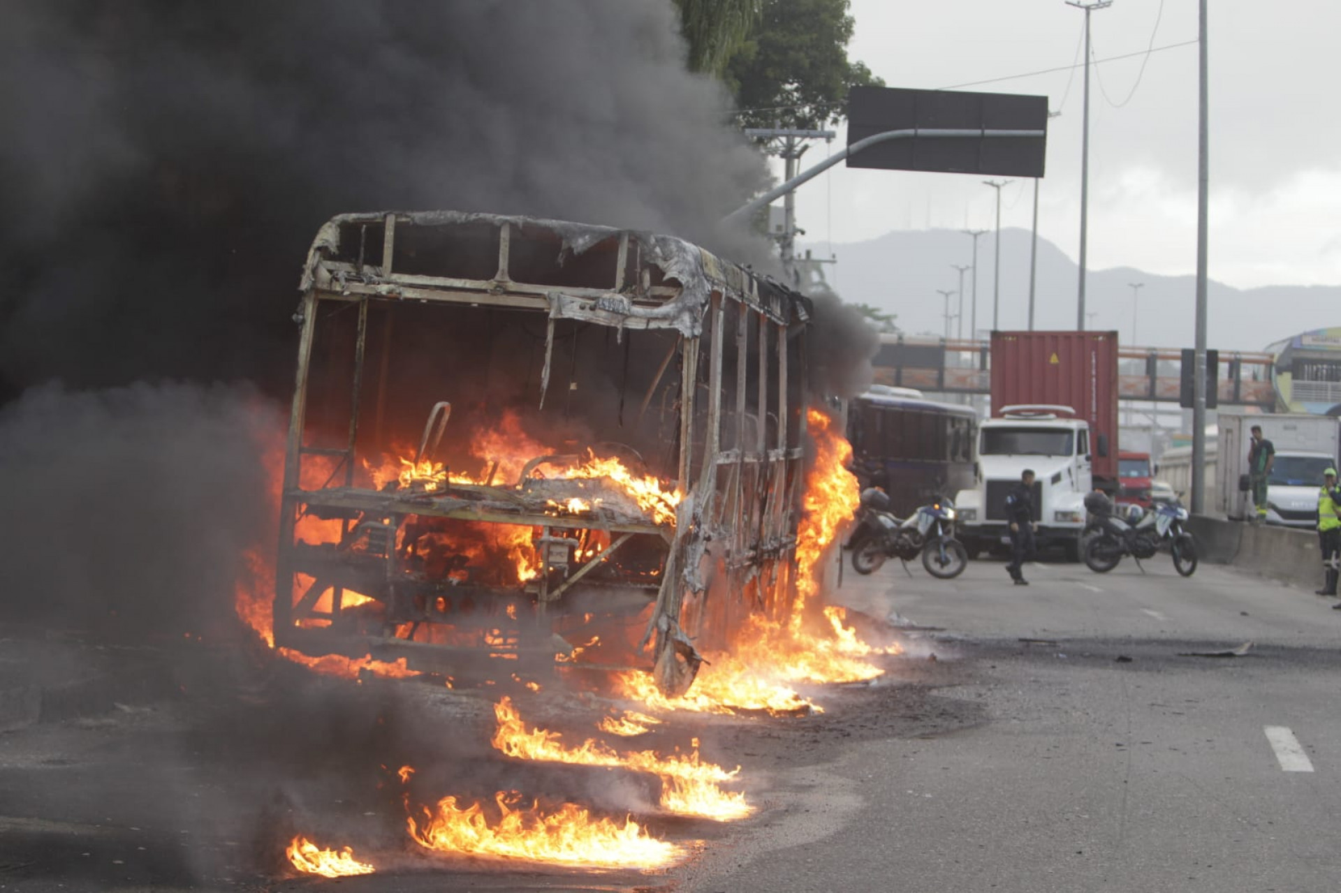 Incêndio em ônibus assustou passageiros na Avenida Brasil - Reginaldo Pimenta / Agência O Dia