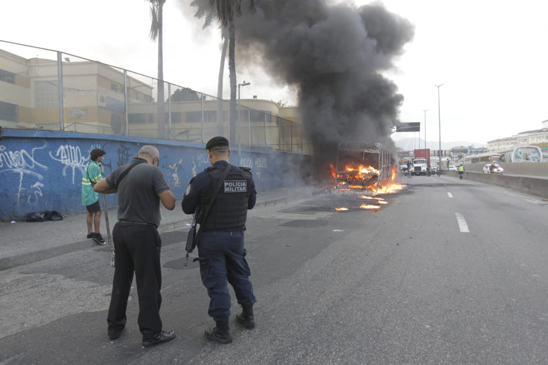 Motorista Elias Alves contou que o ônibus sofreu uma pane elétrica - Reginaldo Pimenta / Agência O Dia