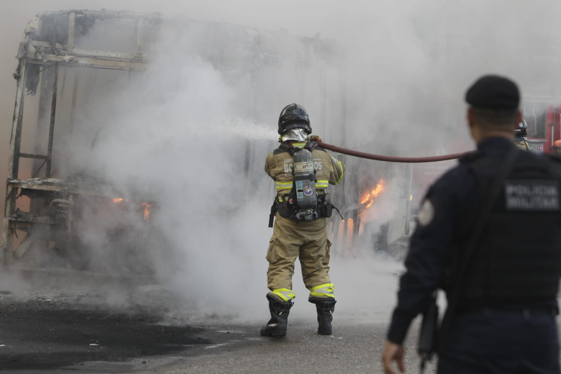 Faixa da Avenida Brasil precisou ser interditada por causa do incêndio - Reginaldo Pimenta / Agência O Dia