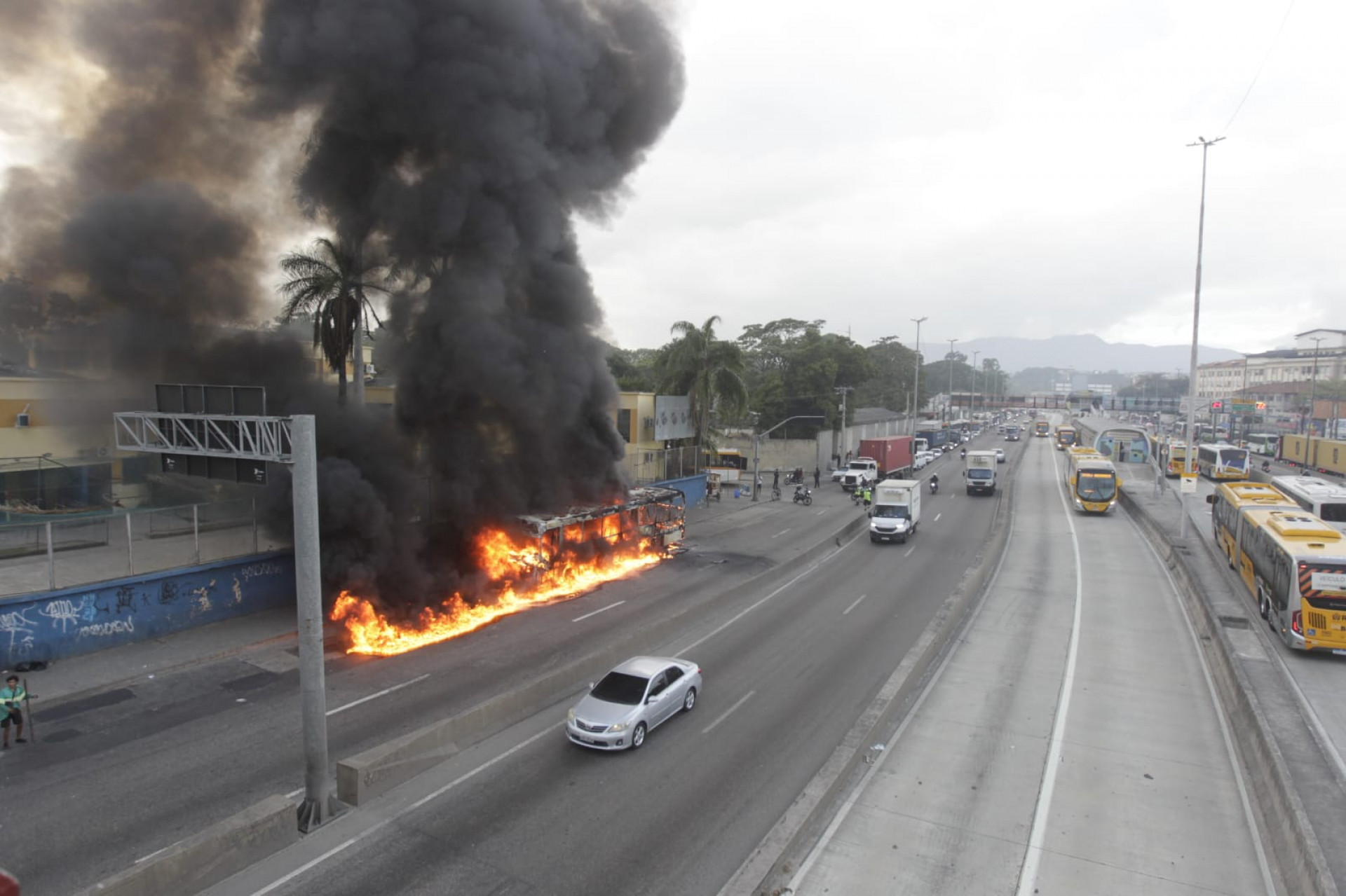 Faixa da Avenida Brasil precisou ser interditada por causa do incêndio - Reginaldo Pimenta / Agência O Dia