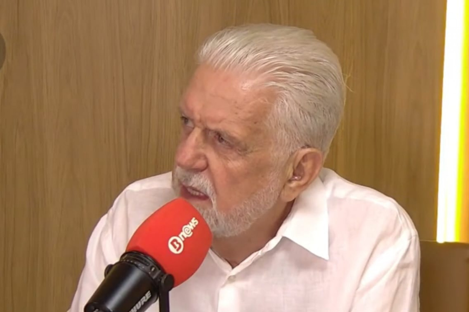 Jaques Wagner diz que provará inocência, mas não comenta investigação