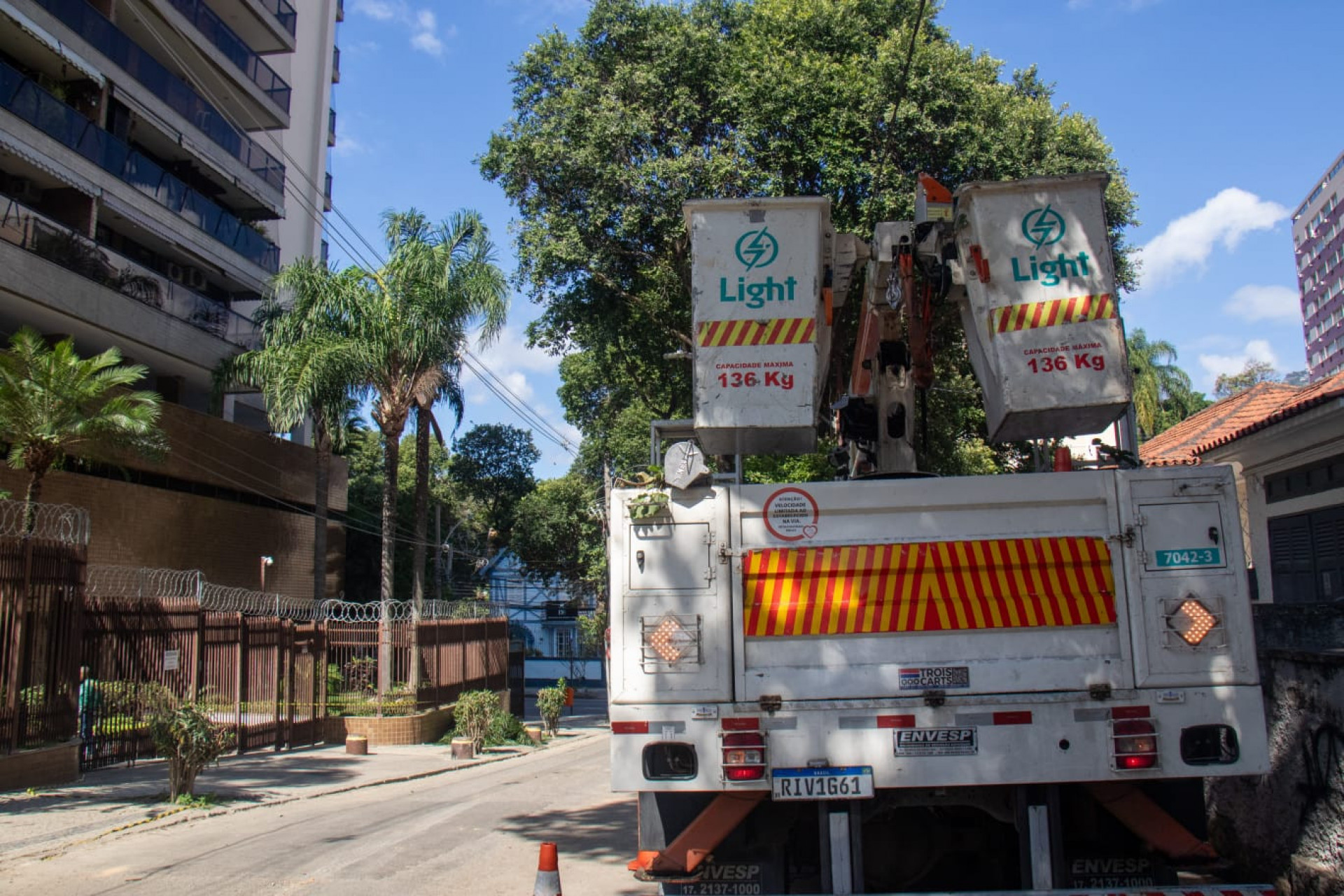 Equipes da Light atuam na Rua marquês Porto na Tijuca, Zona Norte - Érica Martin/Agência O DIA