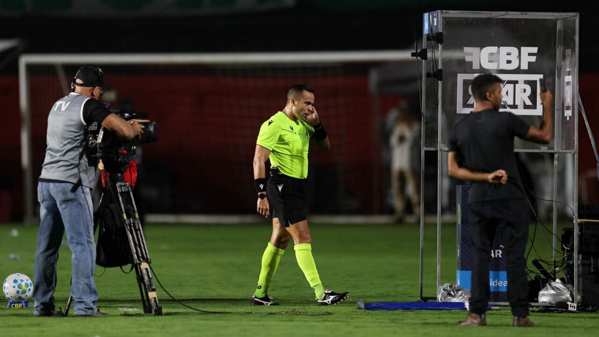 Flamengo aponta favorecimento ao Palmeiras e cobra puni&ccedil;&atilde;o a &aacute;rbitros