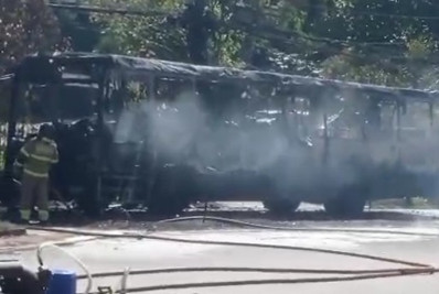 Ônibus da Turp pega fogo no Centro de Petrópolis