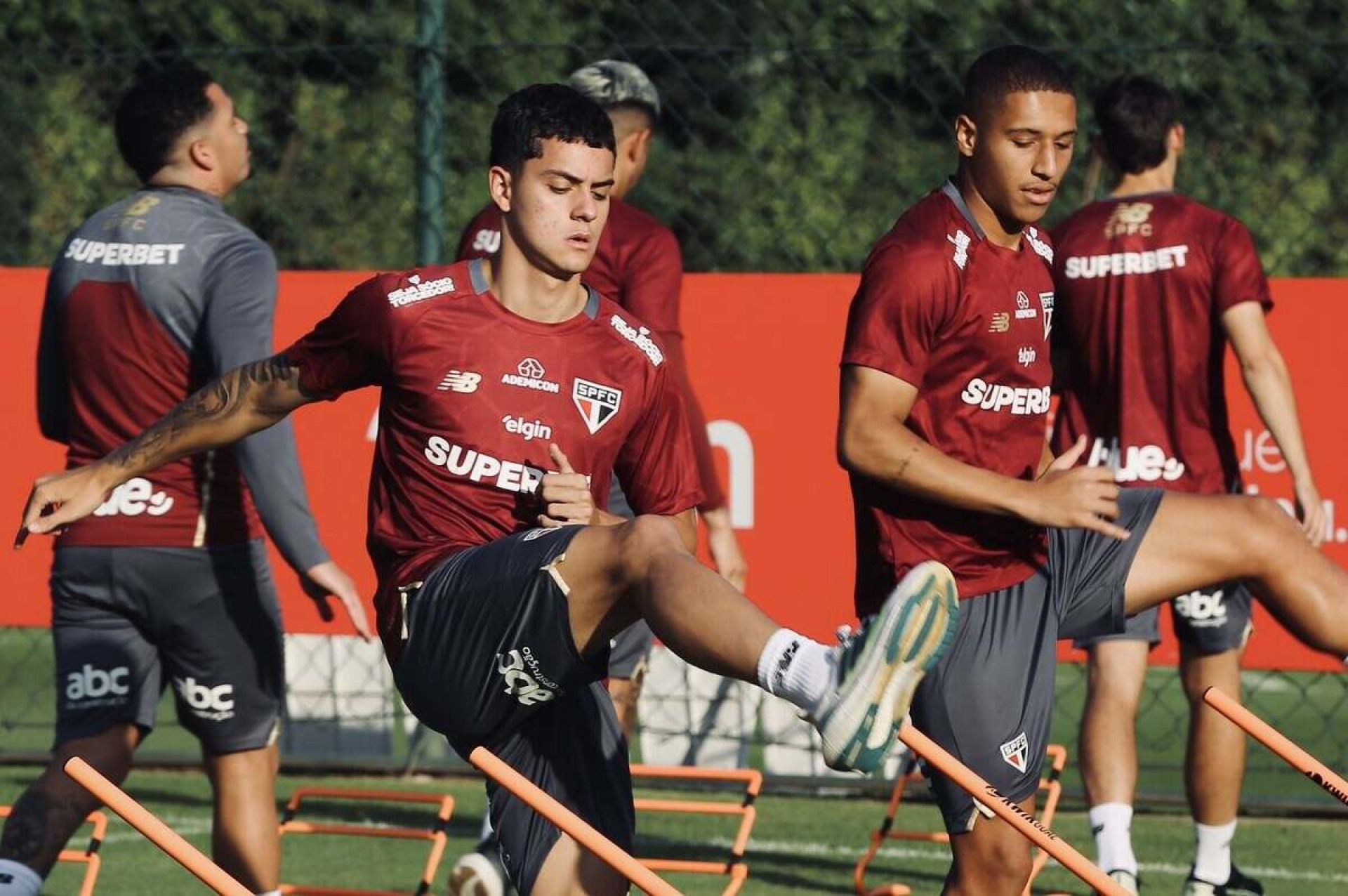 Lucca sofre acidente de carro ap&oacute;s treino do S&atilde;o Paulo e pode passar por cirurgia