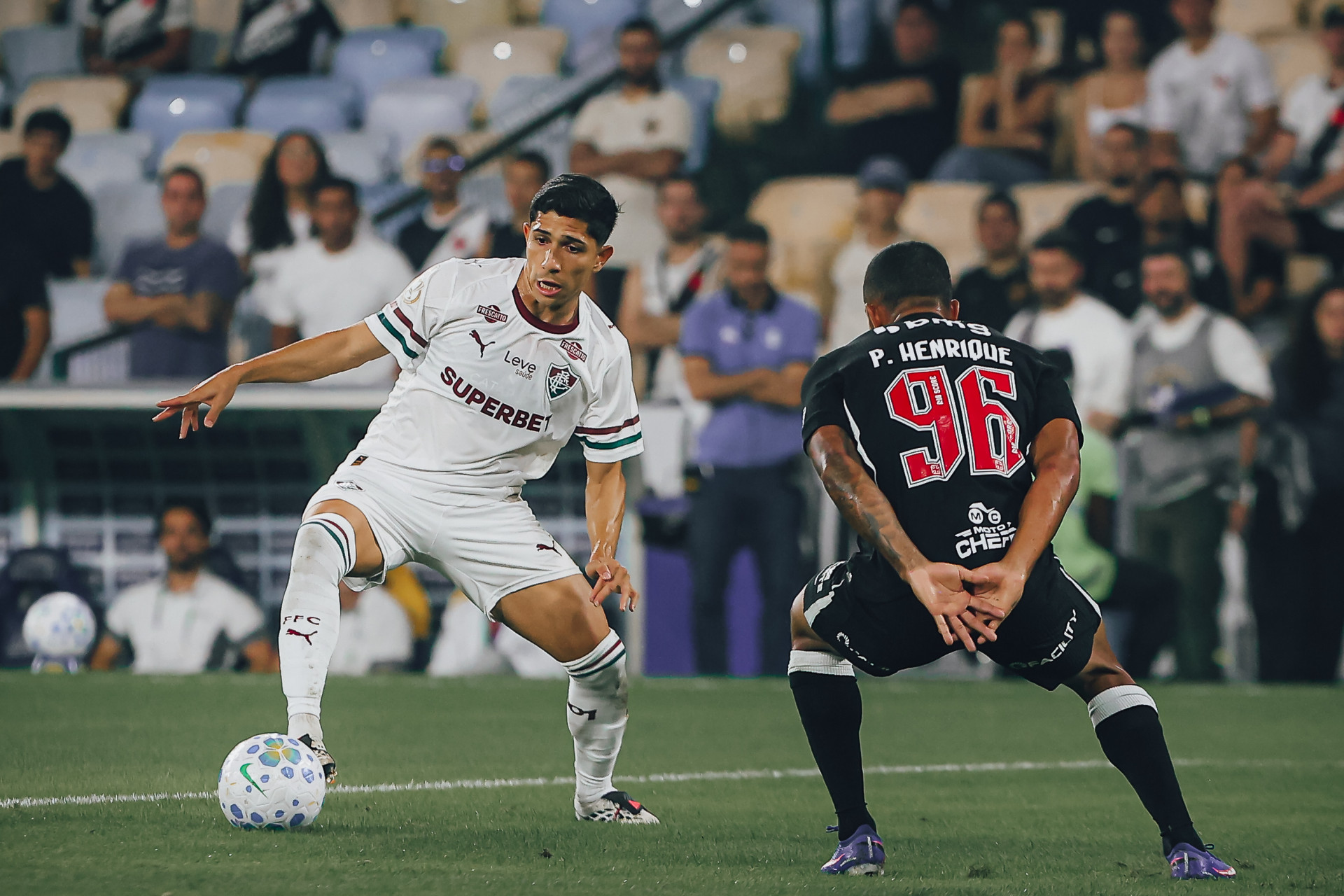 Savarino e Paulo Henrique em ação no clássico entre Vasco e Fluminense, no Maracanã - Lucas Merçon / Fluminense FC
